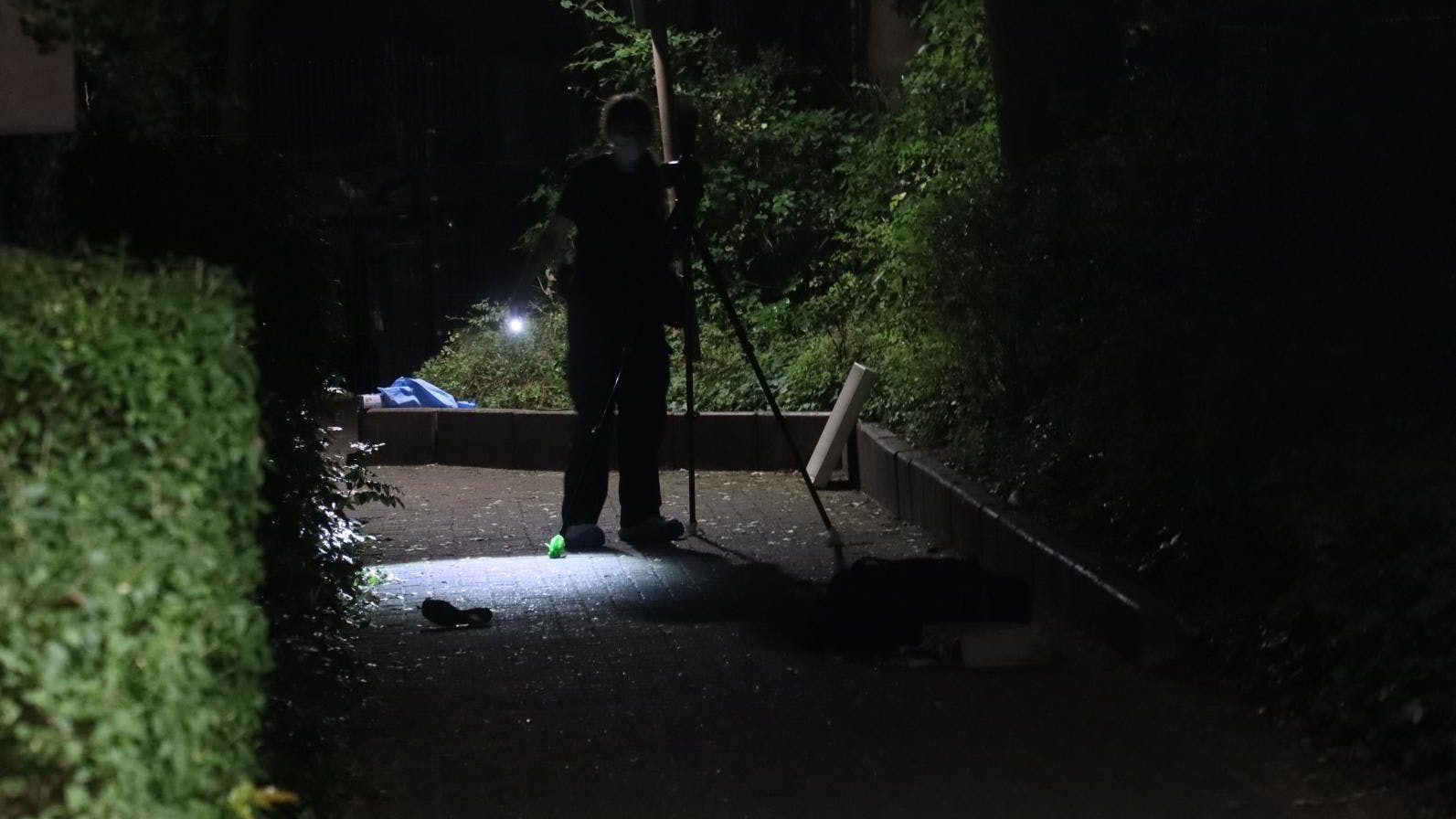 Hier wurde Nurhan B. (36) erstochen. Nach der Bluttat in Zehlendorf wird der Tatort von der Polizei untersucht.