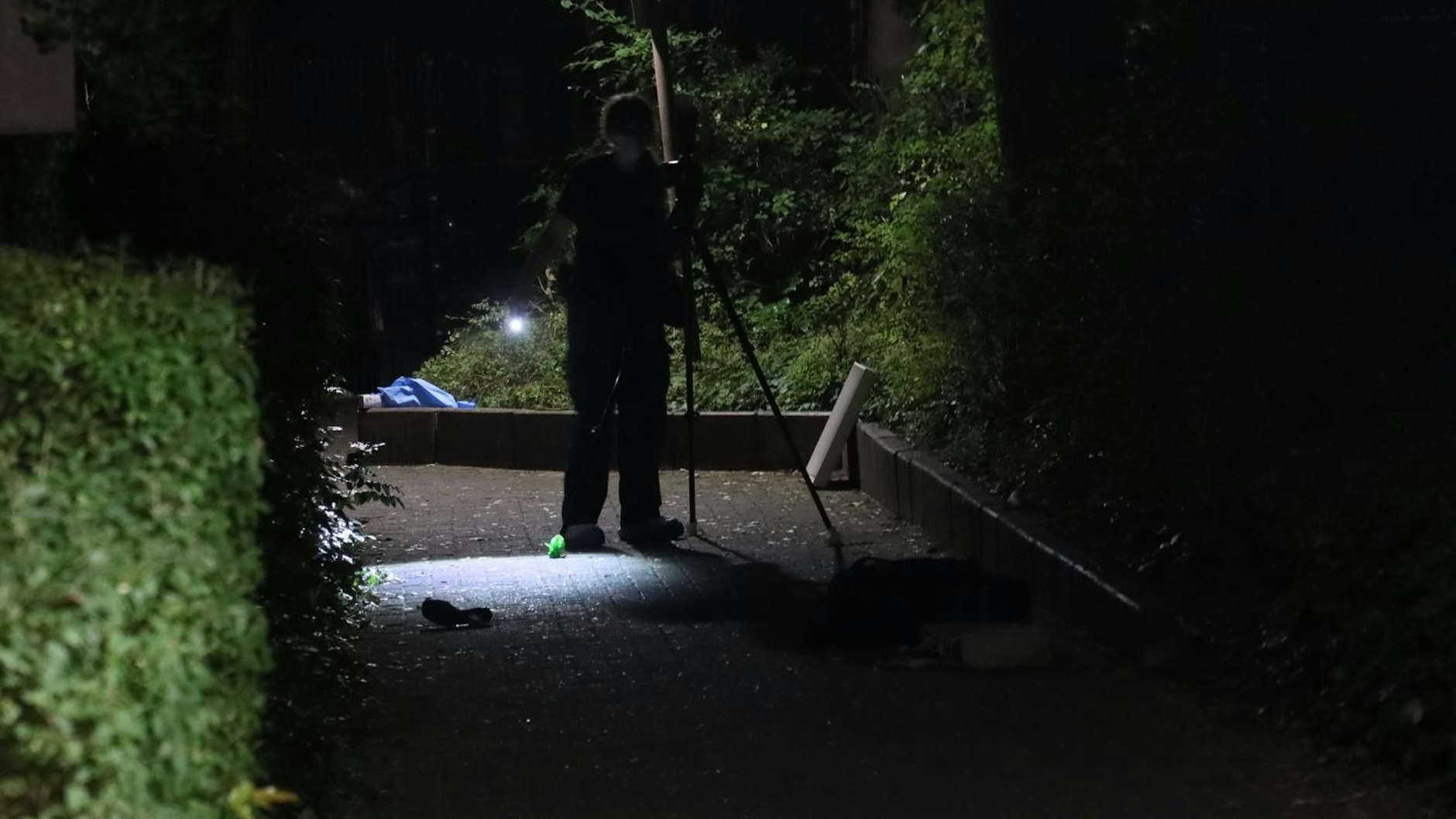 Hier wurde Nurhan B. (36) erstochen. Nach der Bluttat in Zehlendorf wird der Tatort von der Polizei untersucht.