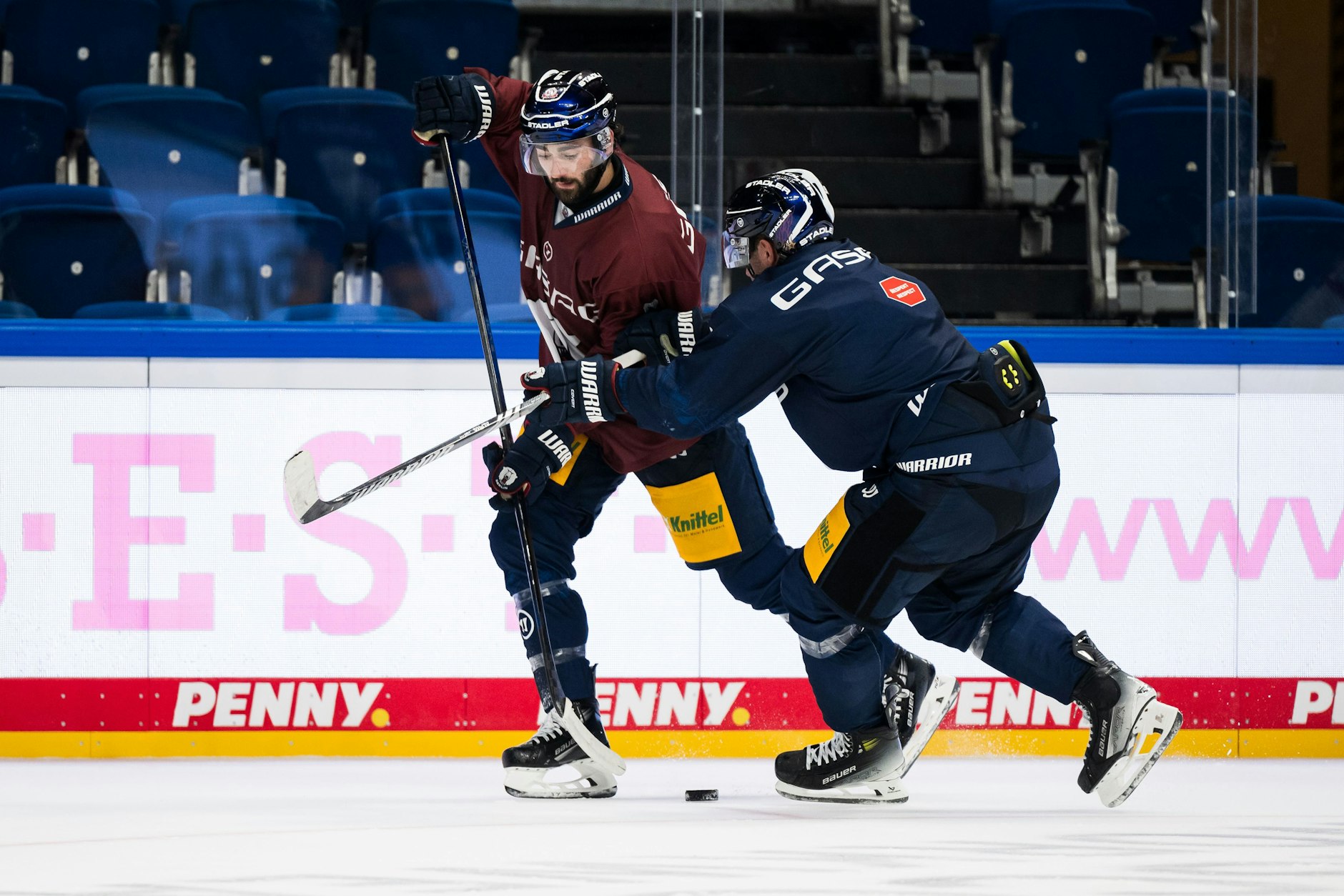 Liam Kirk (l.) holte im Training der Eisbären schon mächtig Schwung für die neue Saison.