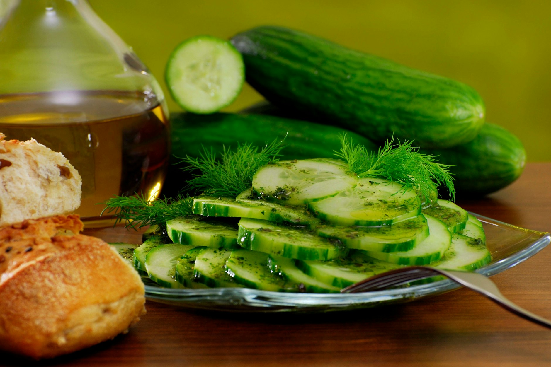 Schüttelgurken sind blitzschnell gemacht - und die perfekte Beilage zum Abendbrot. Probieren Sie unser Rezept aus dem DDR-Kochbuch mal aus!