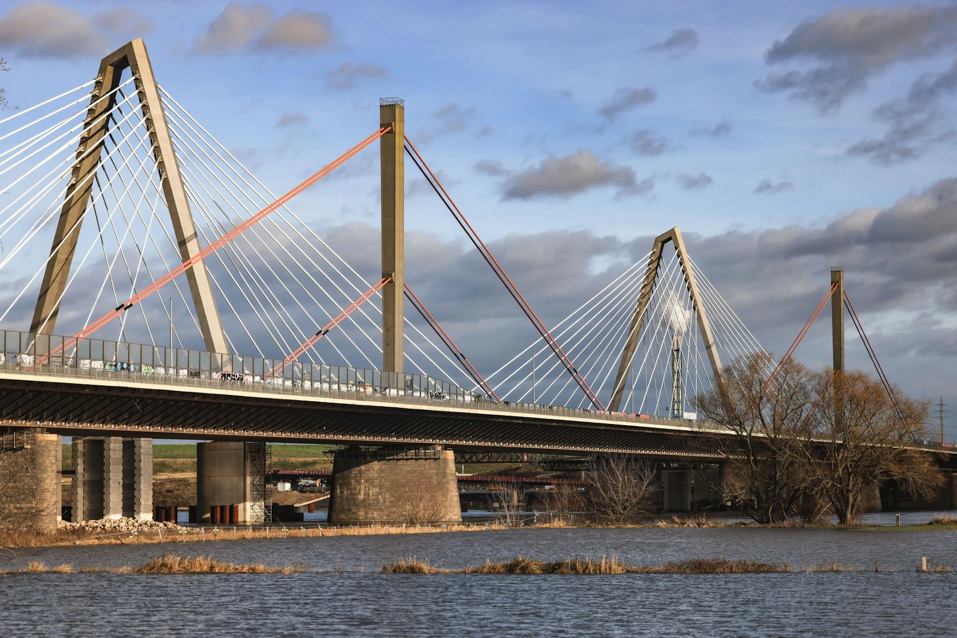Der Neubau der Leverkusener Autobahnbrücke steht hinter dem alten Bauwerk. (Archivbild)