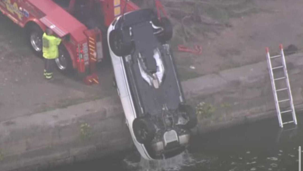 Das Auto musste nach dem skurrilen Sex-Unfall aus dem Wasser geborgen werden.