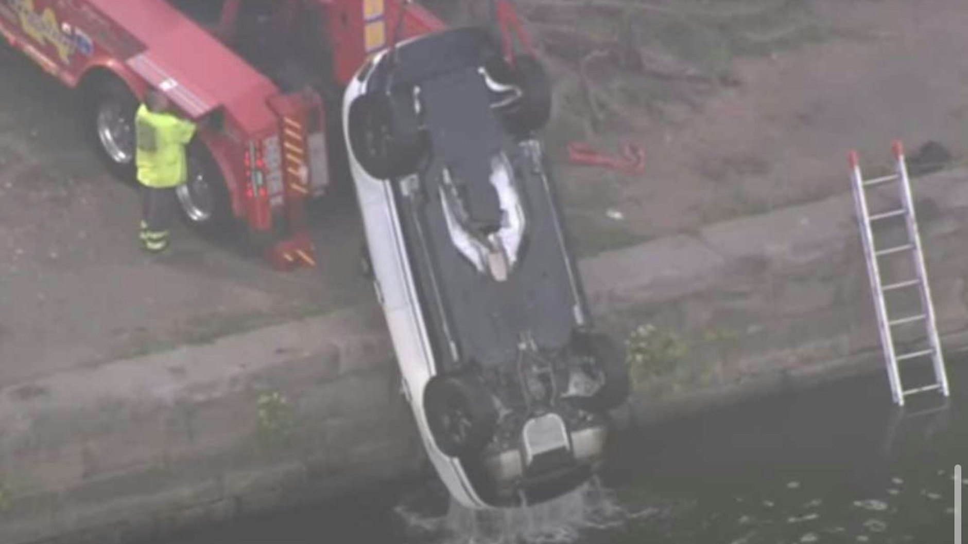 Das Auto musste nach dem skurrilen Sex-Unfall aus dem Wasser geborgen werden.