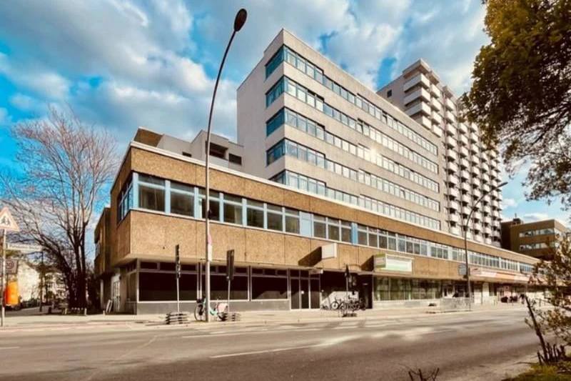 Die P61 Gallery in einem modernen Plattenbau ist mehr als nur eine Ausstellungsfläche – sie ist ein Treffpunkt für Kunstliebhaber, Künstler, Sammler und Visionäre.