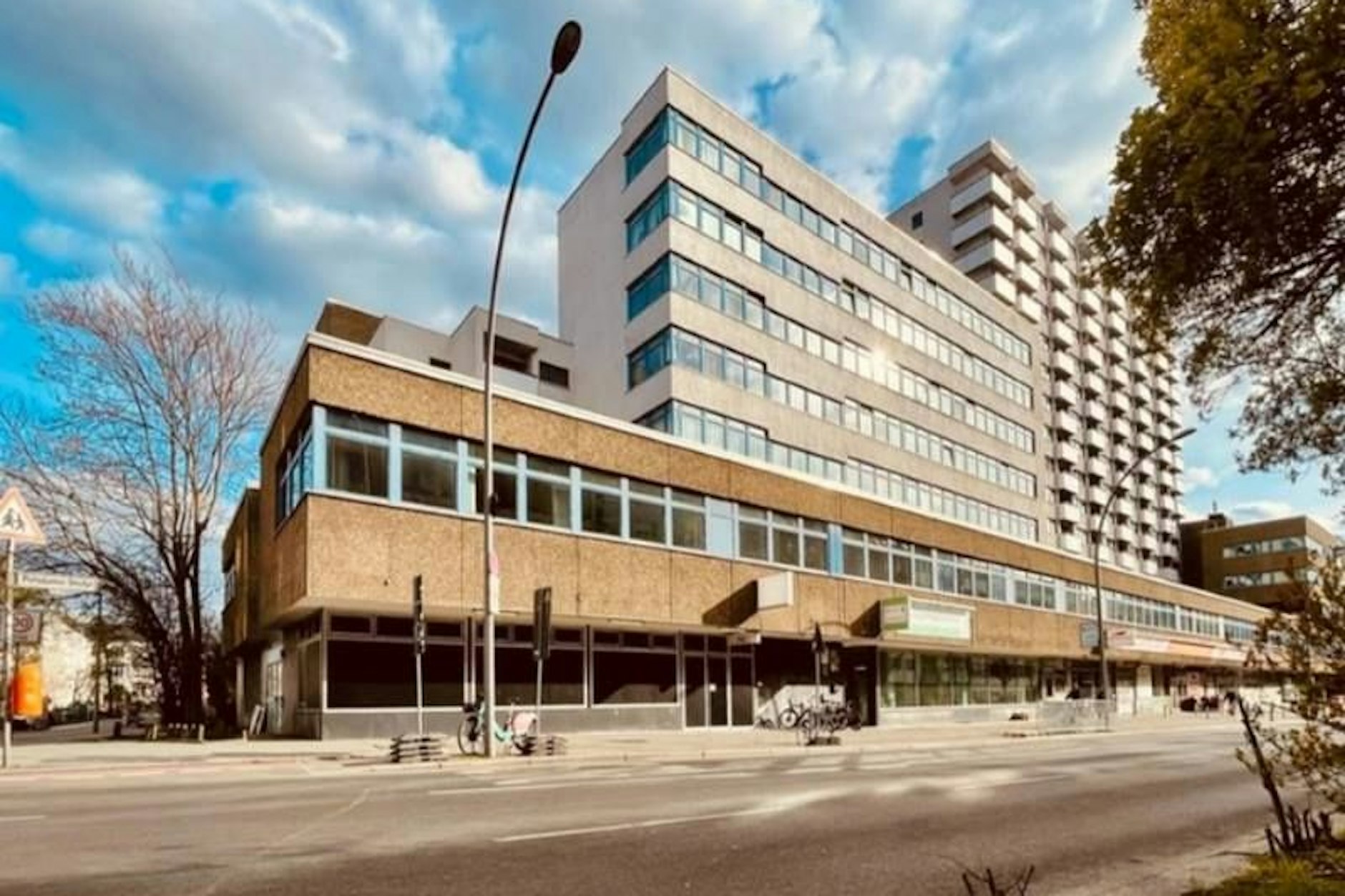 Die P61 Gallery in einem modernen Plattenbau ist mehr als nur eine Ausstellungsfläche – sie ist ein Treffpunkt für Kunstliebhaber, Künstler, Sammler und Visionäre.