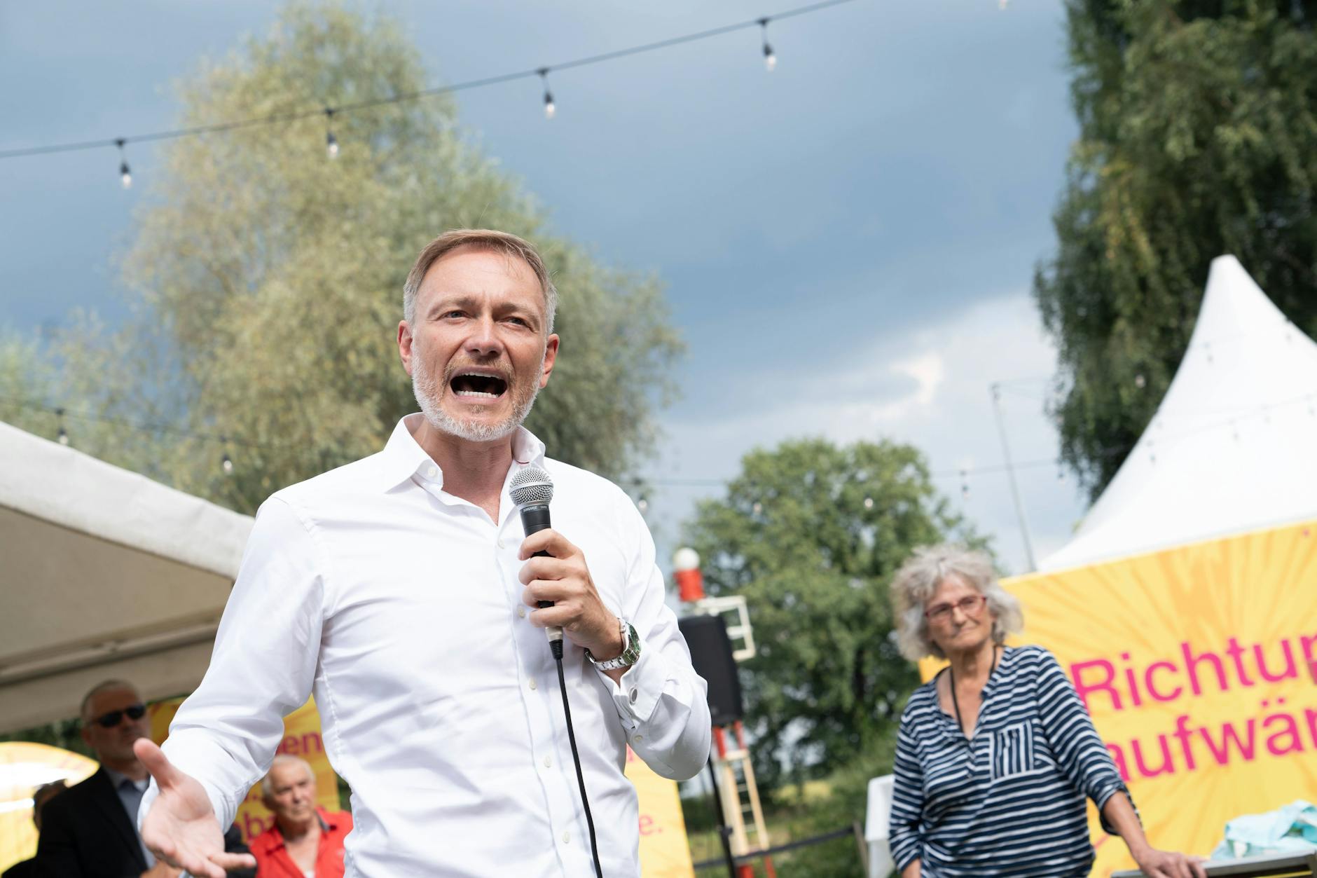 Finanzminister und FDP-Parteivorsitzender Christian Lindner auf einer Wahlkampfveranstaltung in Brandenburg. Wegen eines Social-Media-Posts zur Asyldebatte gerät Lindner ins Visier von Ukraine-Aktivisten. 