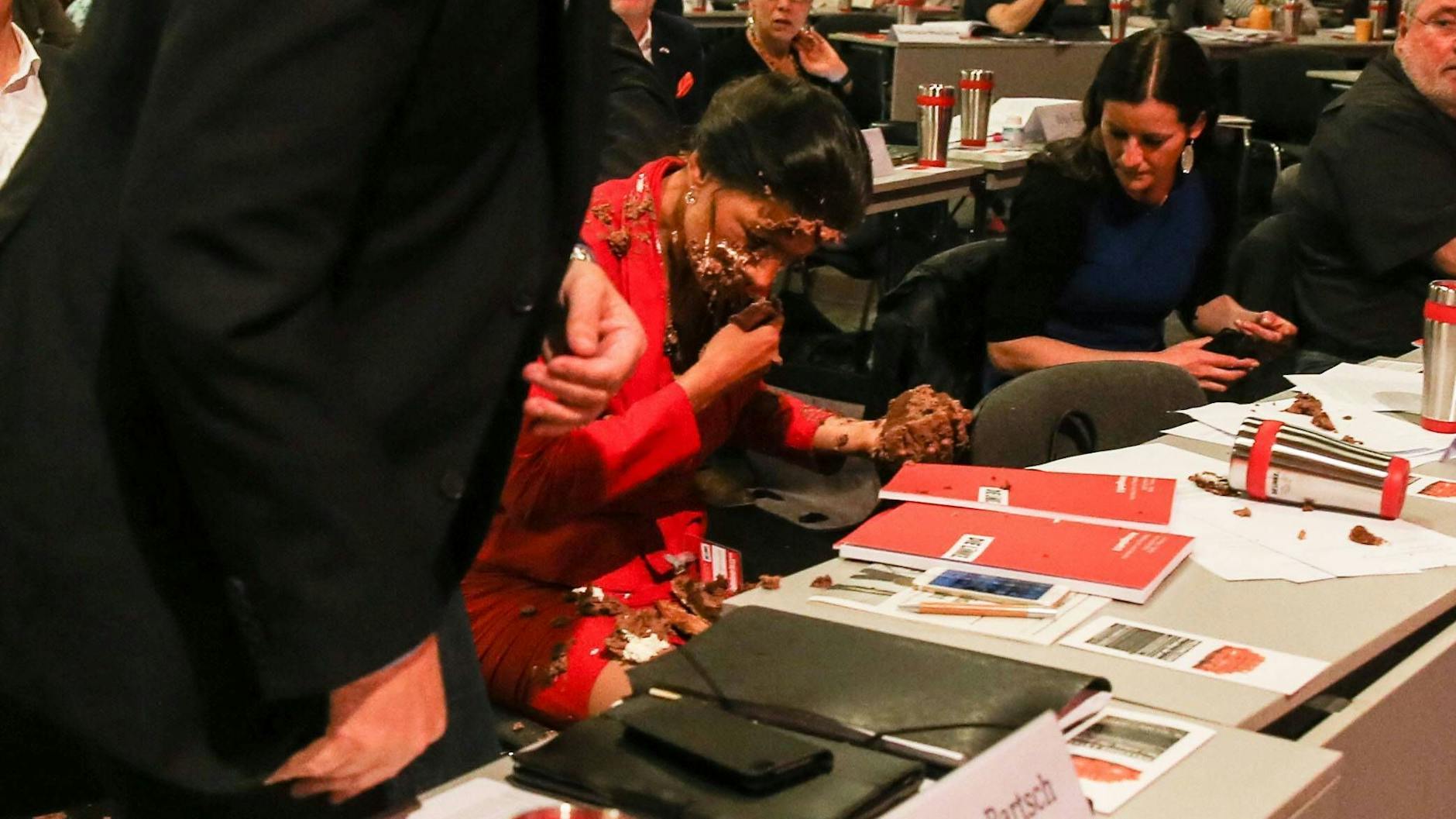 Es ist nicht der erste Angriff auf Sahra Wagenknecht: 2016 warf ihr auf einem Linke-Parteitag ein Mann eine Torte ins Gesicht.