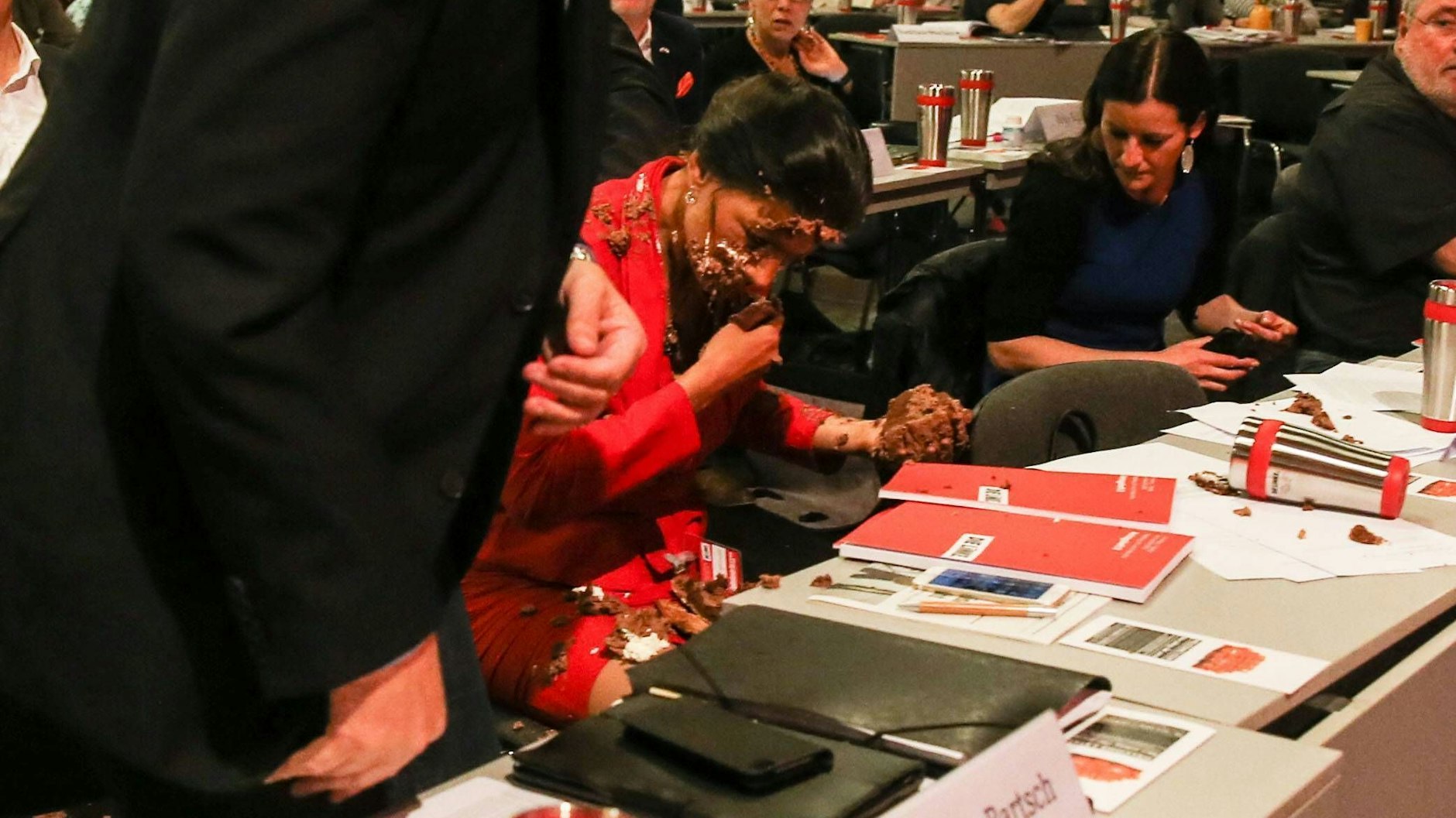 Es ist nicht der erste Angriff auf Sahra Wagenknecht: 2016 warf ihr auf einem Linke-Parteitag ein Mann eine Torte ins Gesicht. 