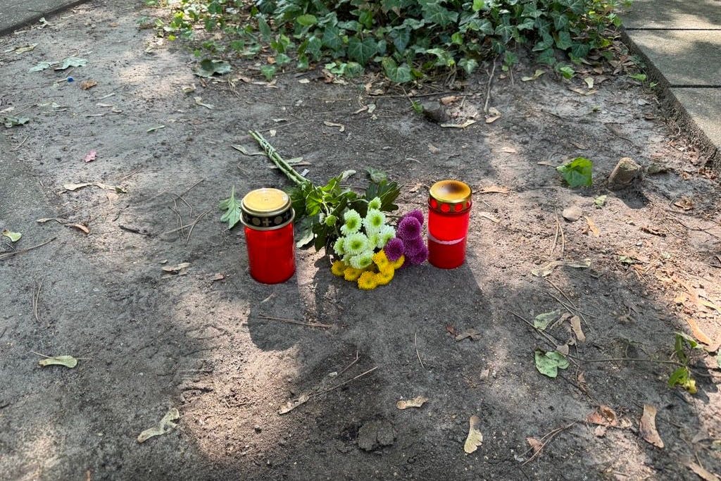 Nurhan B. ist nach mehreren Messerstichen im Krankenhaus gestorben. Ihr Ex-Mann wurde festgenommen. Am Donnerstagmorgen erinnern Blumen und Kerzen an die furchtbare Tat. 