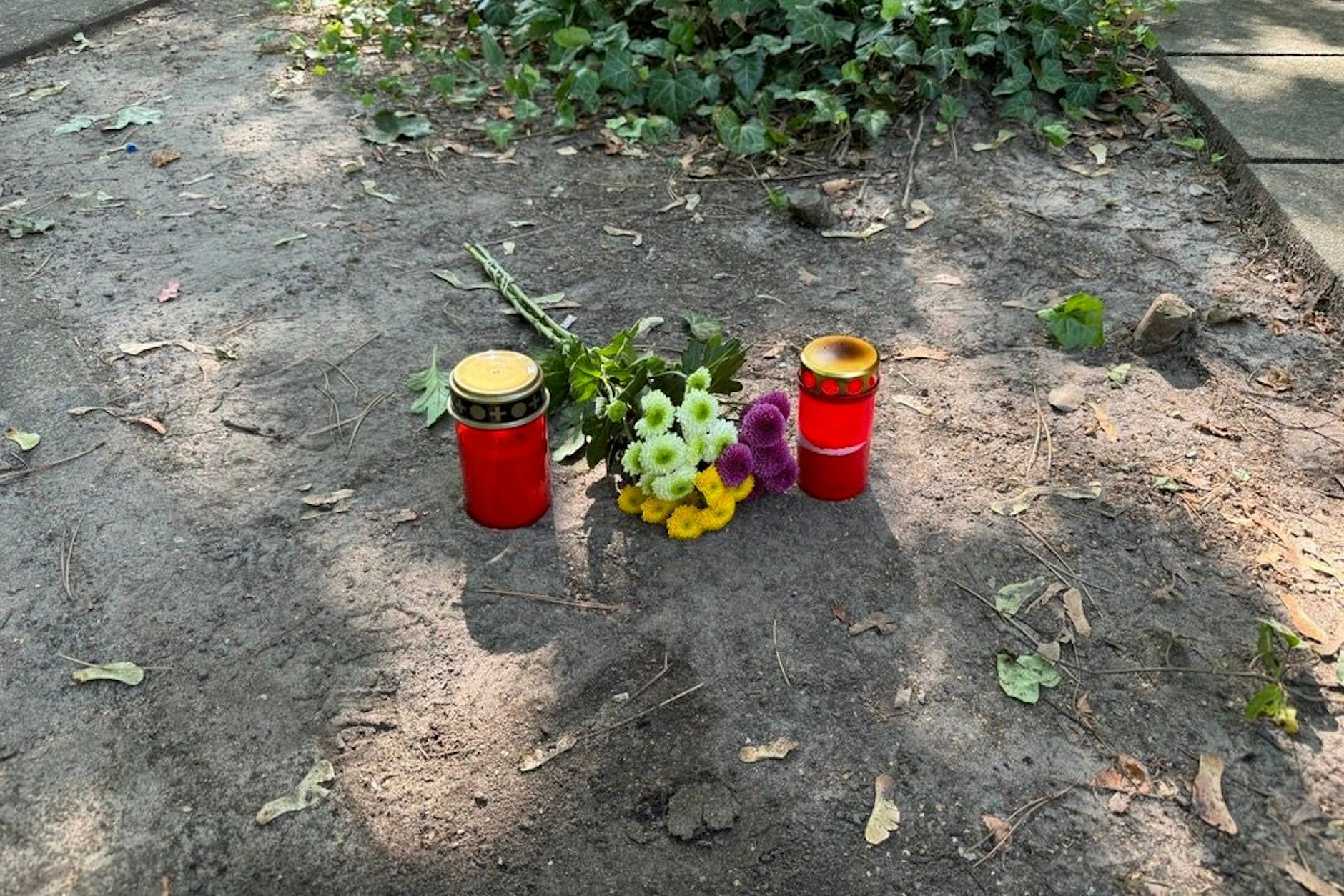 Nurhan B. ist nach mehreren Messerstichen im Krankenhaus gestorben. Ihr Ex-Mann wurde festgenommen. Am Donnerstagmorgen erinnern Blumen und Kerzen an die furchtbare Tat.&nbsp;