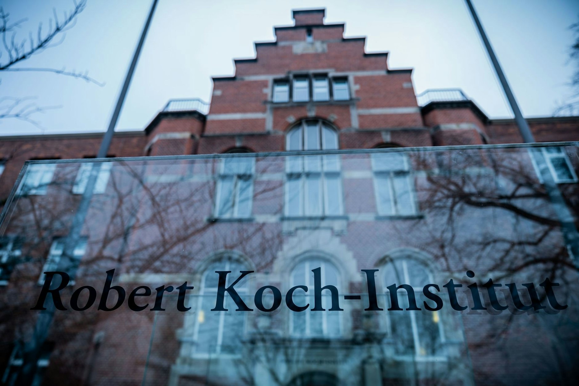 Der Eingang zum Robert-Koch-Institut (RKI) in Berlin: Es gibt neuen Ärger um die RKI-Protokolle, das Onlinemagazin Multipolar und Herausgeber Paul Schreyer.