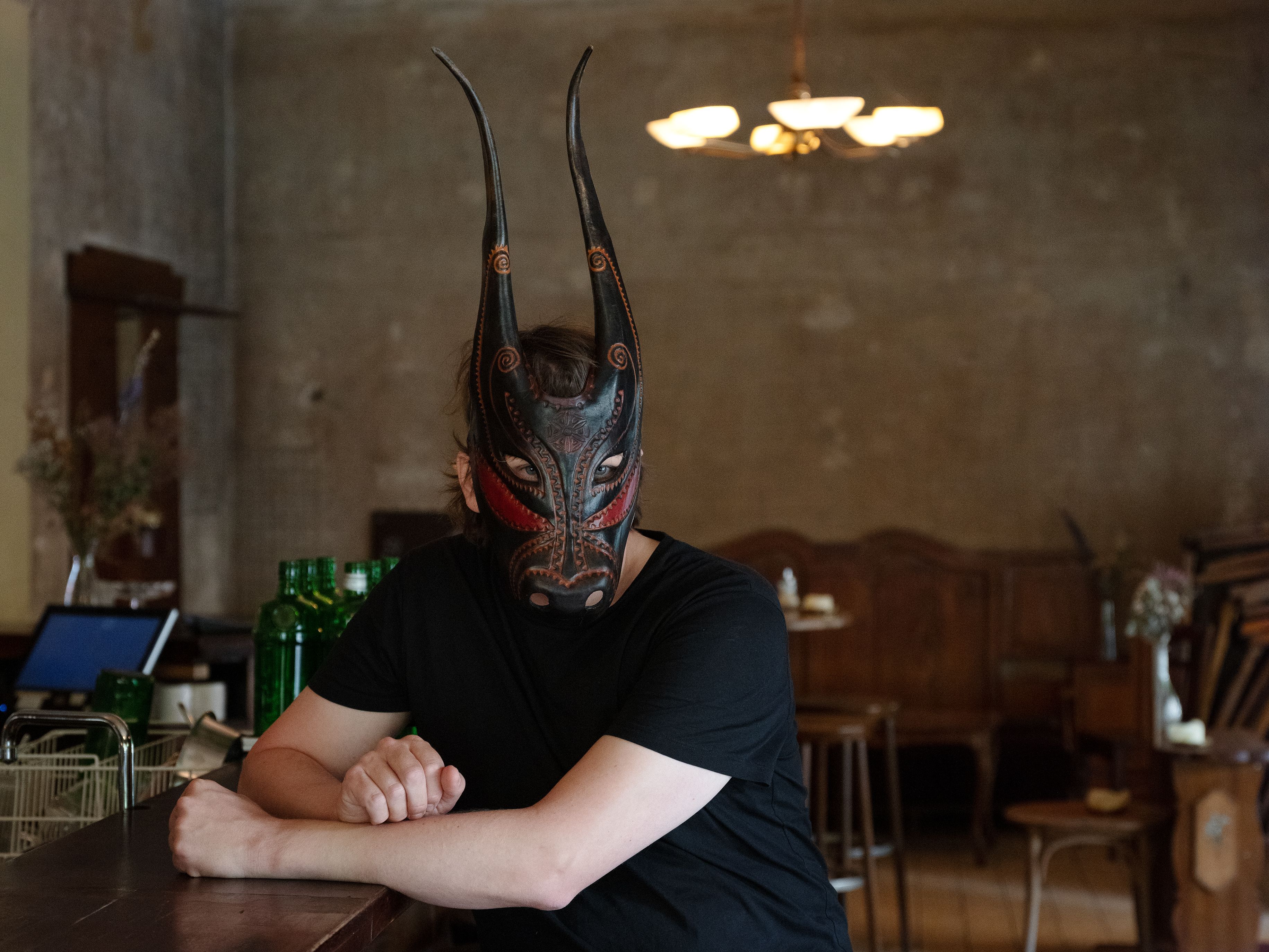 Image - Dieser Maskenmann schockiert Berlin: Der Neuköllner Pianist Lambert und sein geheimes Alter Ego