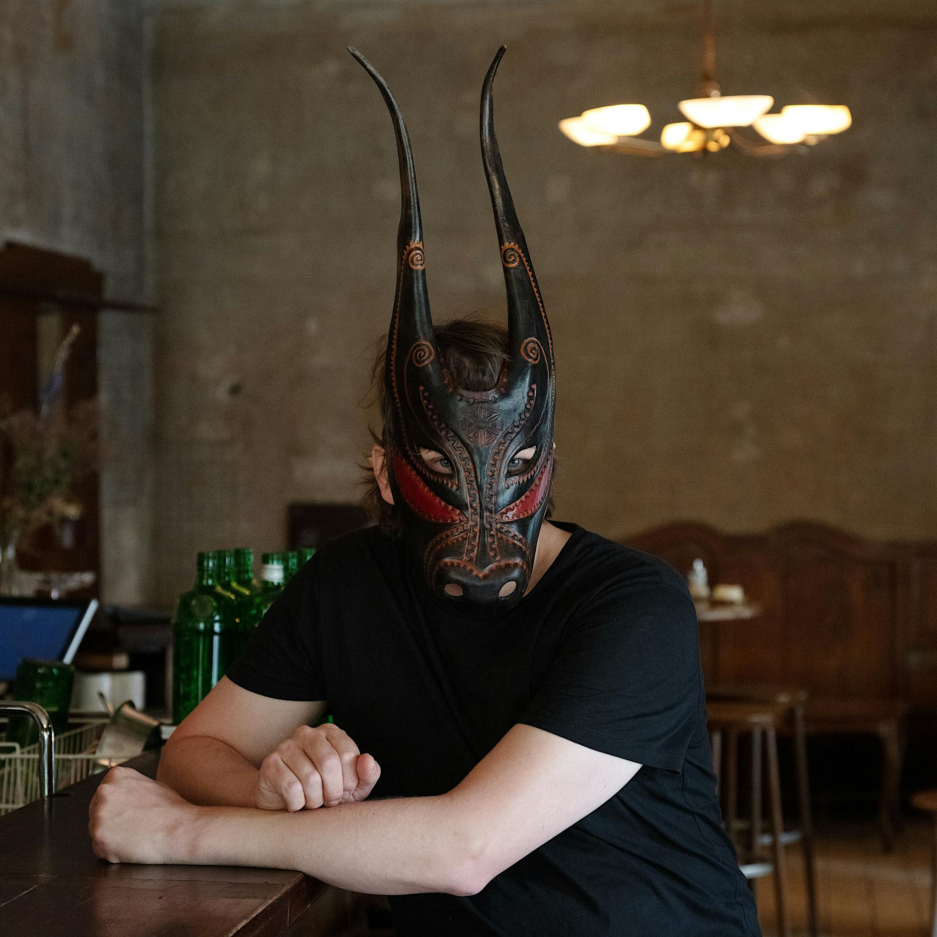 Dieser Maskenmann schockiert Berlin: Der Neuköllner Pianist Lambert und sein geheimes Alter Ego