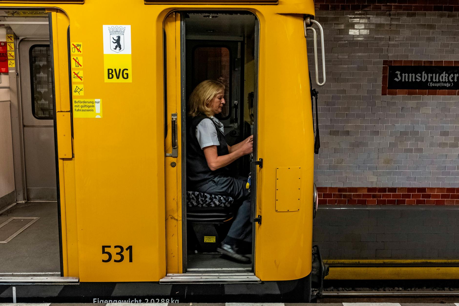 Selbst die Fahrerin dieser U-Bahn braucht in der Hitze frische Luft.