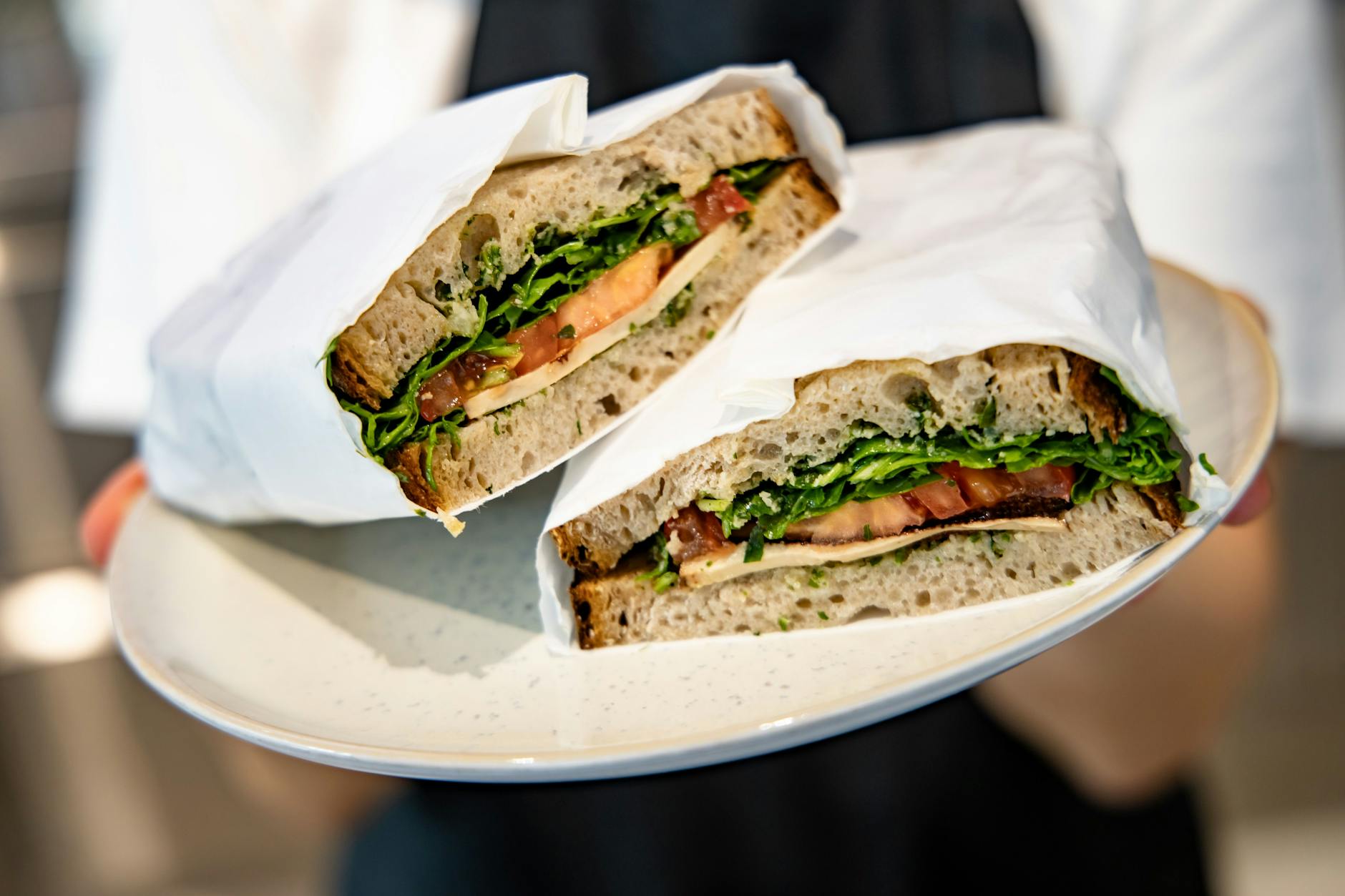Ordentlich Schicht für Schicht aufgebaut ist das leckere Mittagessen: die Stulle Vegan Caprese.
