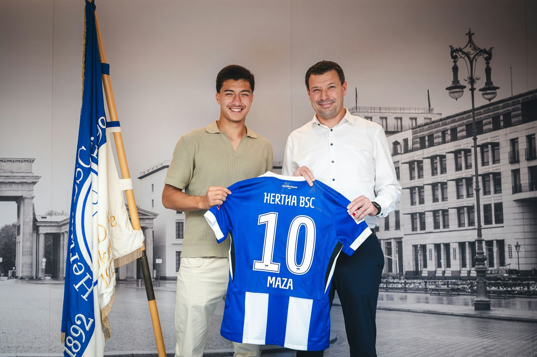 Ibo Maza und Herthas Sportdirektor Benjamin Weber freuen sich über den neuen Vertrag für das Superjuwel.
