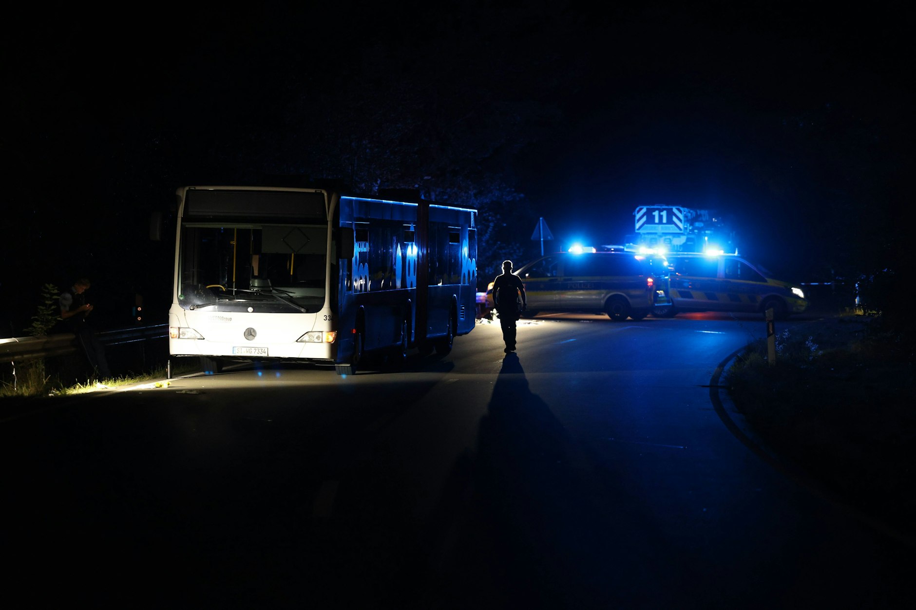 Die Frau griff die Menschen in einem Bus in Siegen an und verletzte fünf Personen. Drei davon schweben in Lebensgefahr!