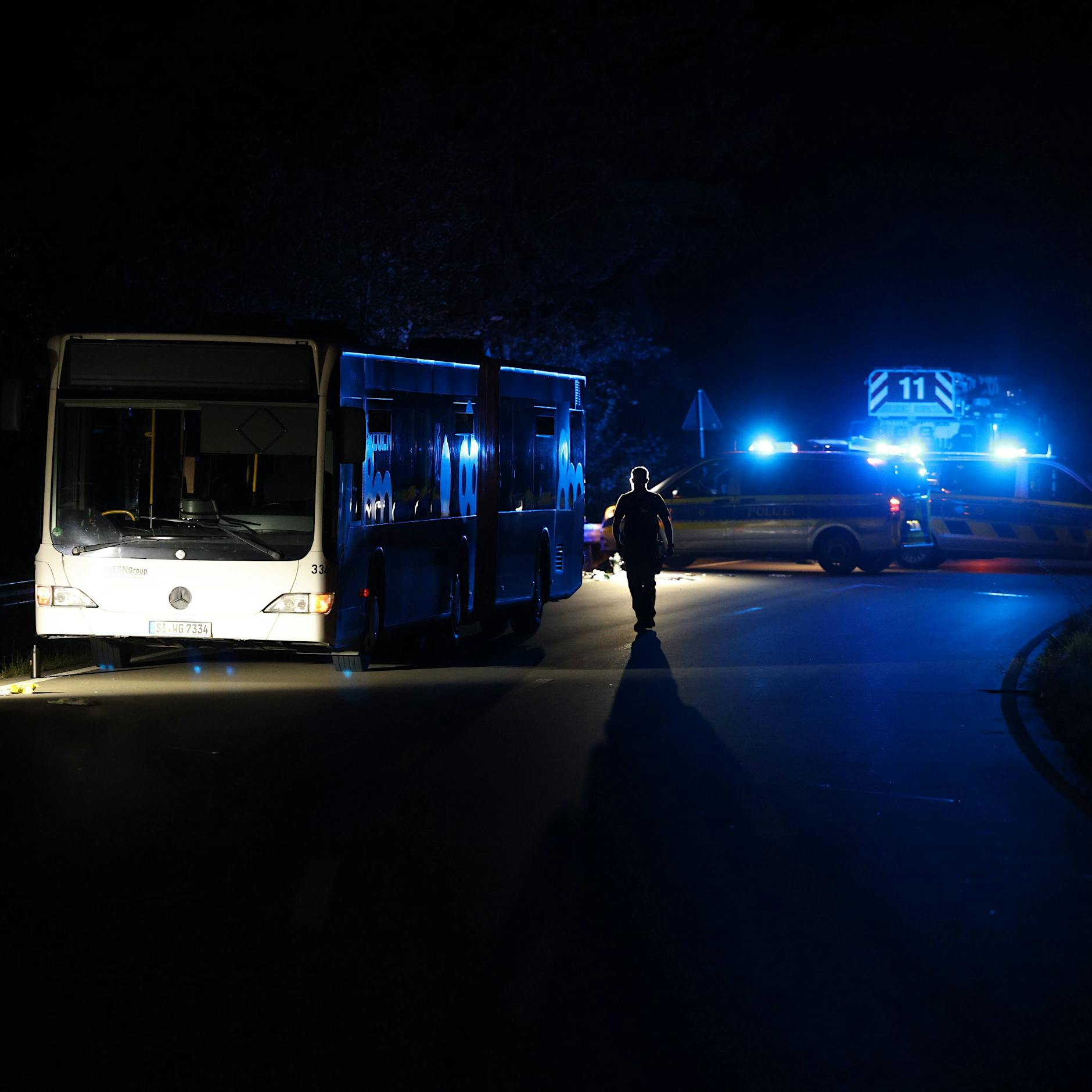 Frau sticht wahllos mit Messer auf Fahrgäste in Bus ein – 6 Verletzte!