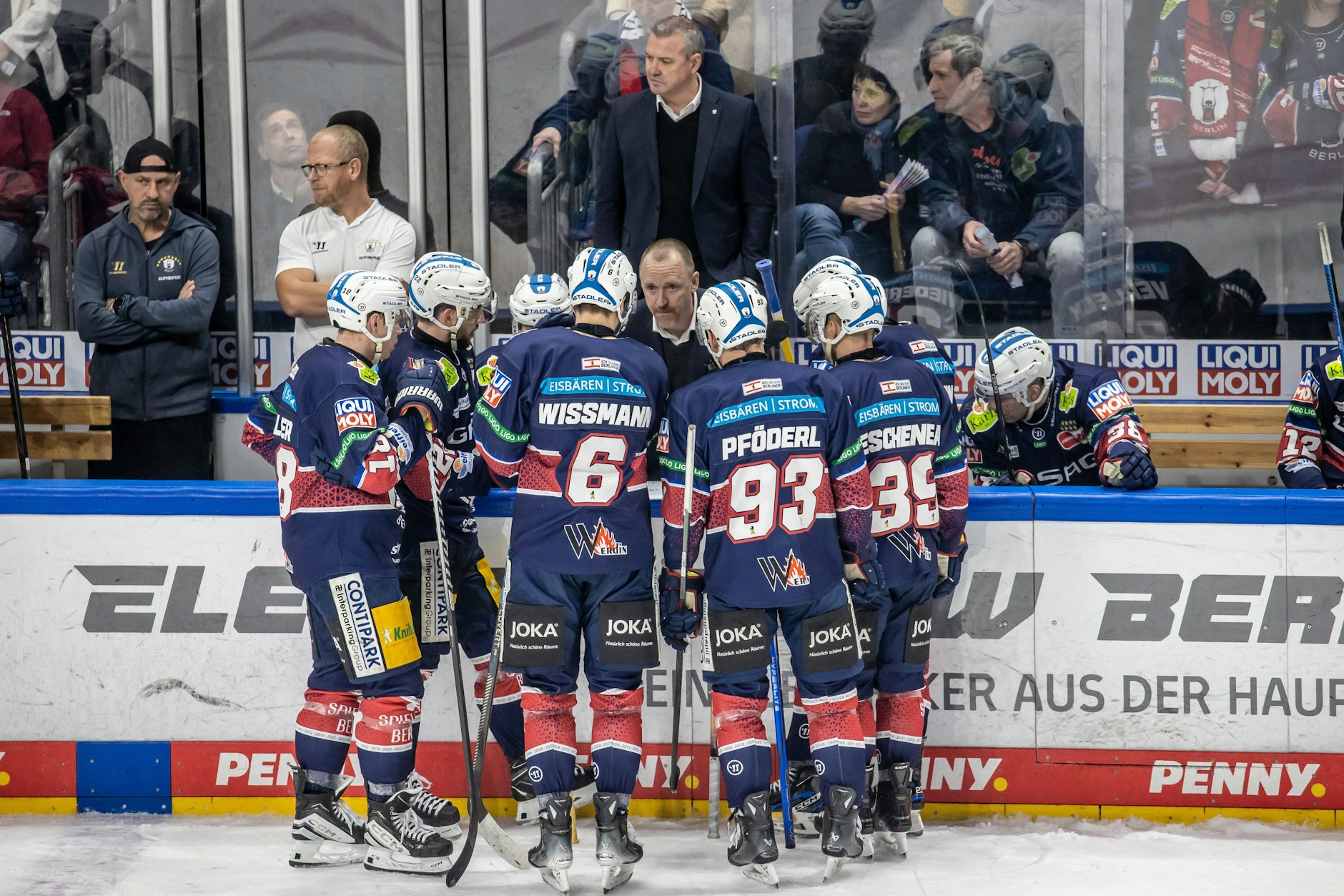 Berlins Co-Trainer Craig Streu bespricht sich mit dem Team.