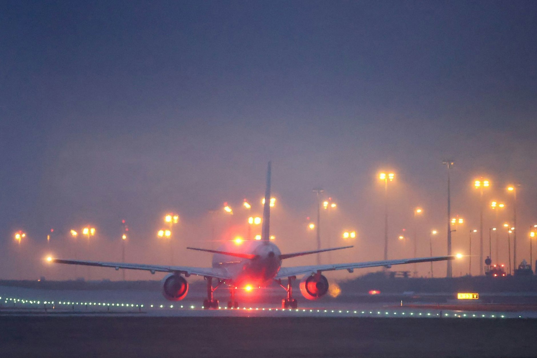 Ein Flugzeug startete am Freitagmorgen mit 28 verurteilten Straftätern an Bord in Richtung Afghanistan. Die Männer werden aus Deutschland abgeschoben.