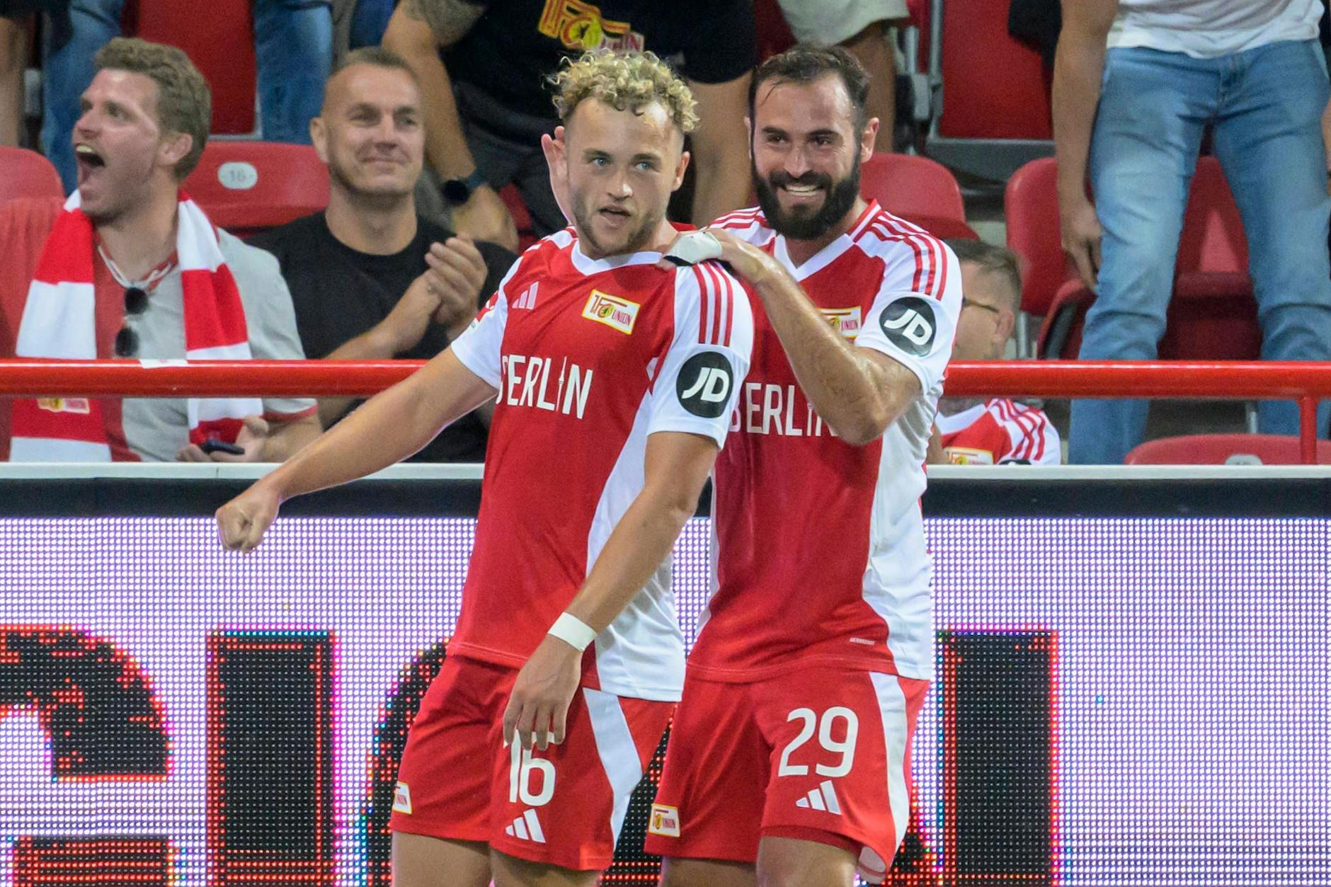 Lucas Tousart beglückwünscht Benedict Hollerbach zu seinem Treffer zum 1:0.