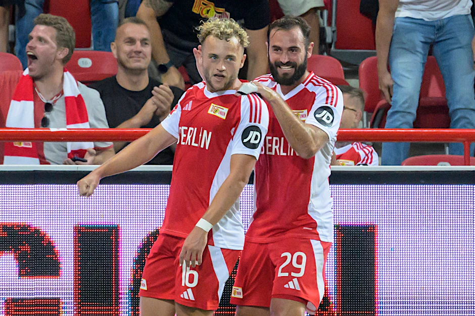 Lucas Tousart beglückwünscht Benedict Hollerbach zu seinem Treffer zum 1:0.
