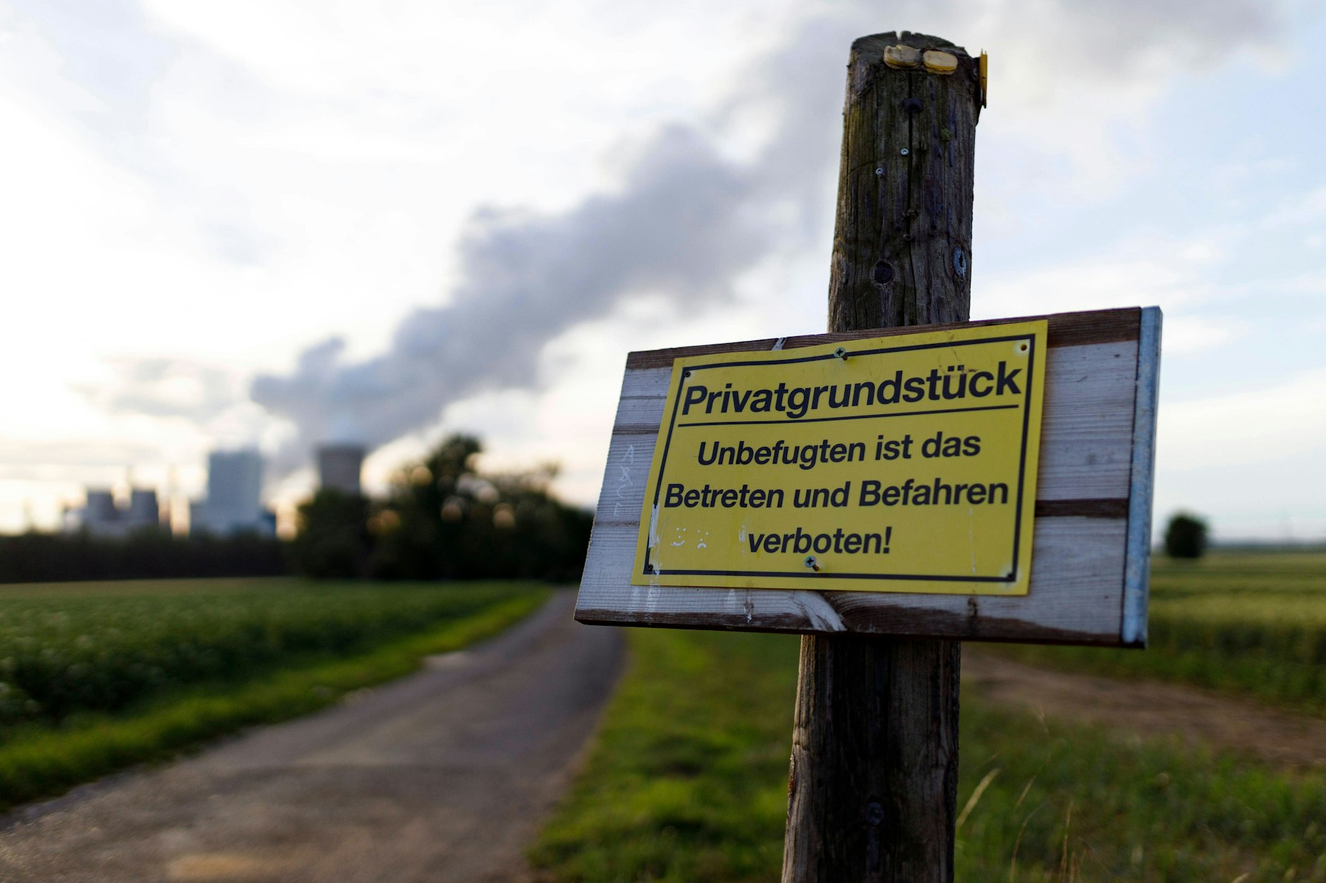 Nur im Ausnahmefall müssen Sie dulden, dass Nachbarn Ihr Grundstück betreten.