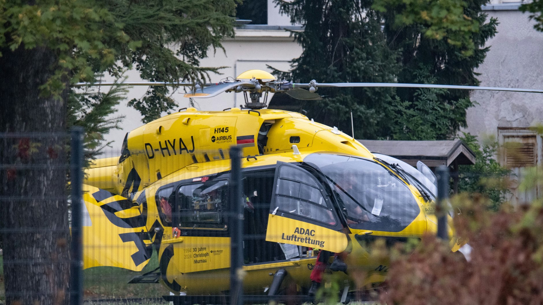 Ein Rettungshubschrauber steht auf einem Firmengelände von Diehl Defence in Troisdorf. Bei einem Arbeitsunfall in einer Fabrik für militärischen Sprengstoff in Troisdorf bei Bonn sind zwei Männer schwer verletzt worden.