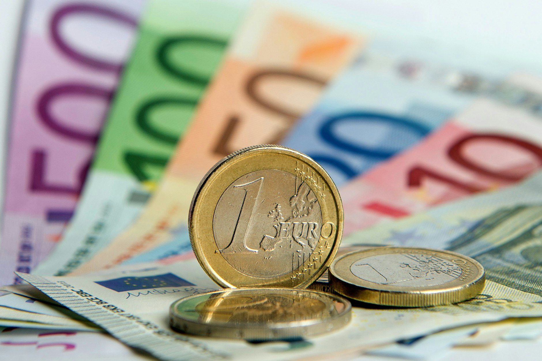 Im Nahverkehr nichts mehr wert: Münzen und Scheine