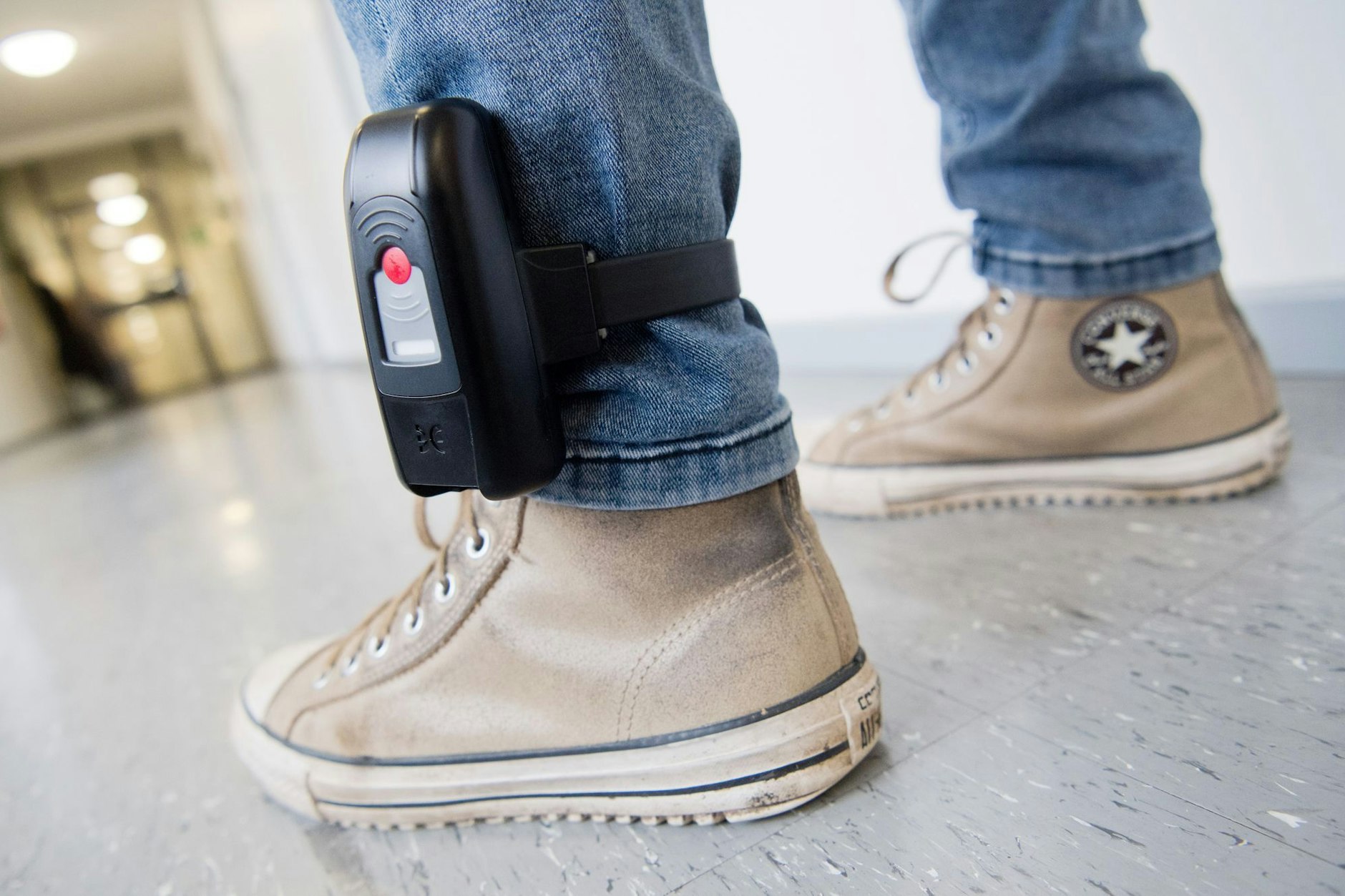 Ein Mann trägt eine elektronische Fußfessel: Gefährdete Frauen sollen so durch ein Signal gewarnt werden.
