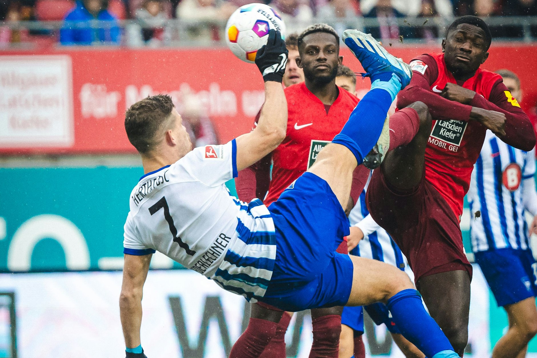 Akrobatisch schön! Herthas Stürmer Florian Niederlechner traf vergangene Saison auf dem Betzenberg gegen Kaiserslautern per Fallrückzieher.