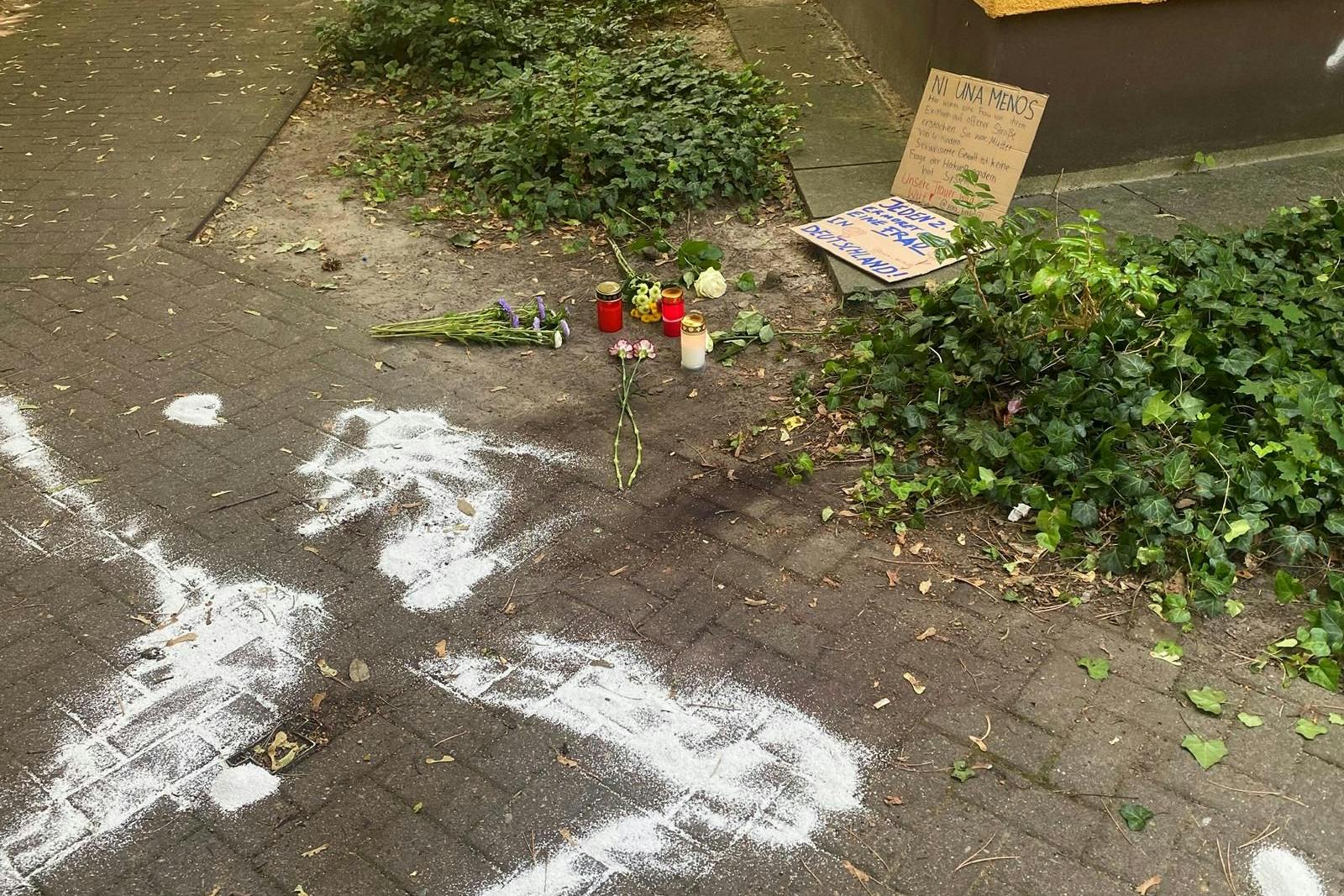 Auf dem Gehweg liegen Blumen und Briefe. Angehörige gedenken nach dem Messer-Mord in Zehlendorf der Vierfach-Mutter Nurhan B. (†36).