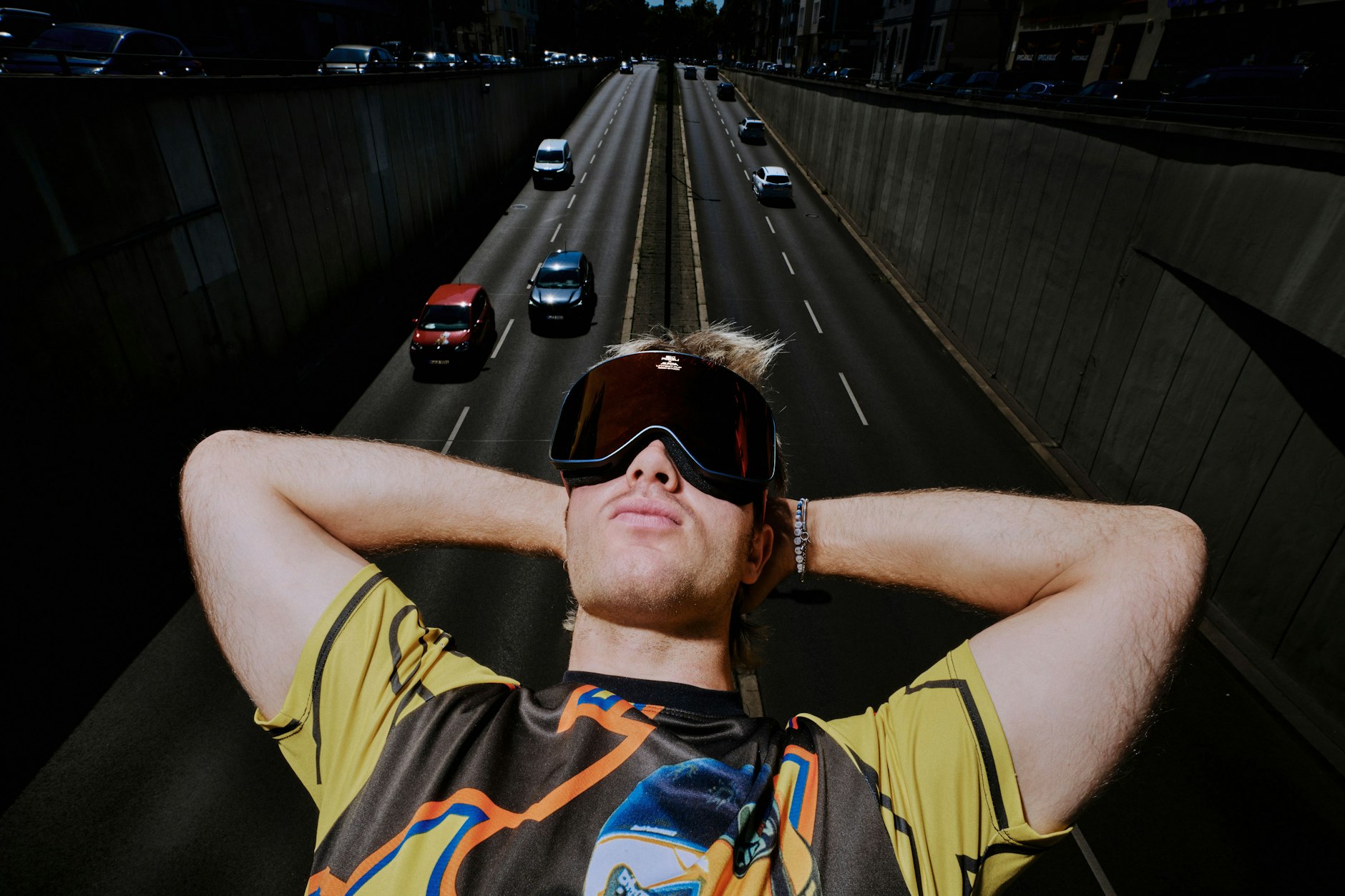 Mit seinem Markenzeichen, der Skibrille: Ski Aggu in seinem Heimat-Ortsteil Wilmersdorf