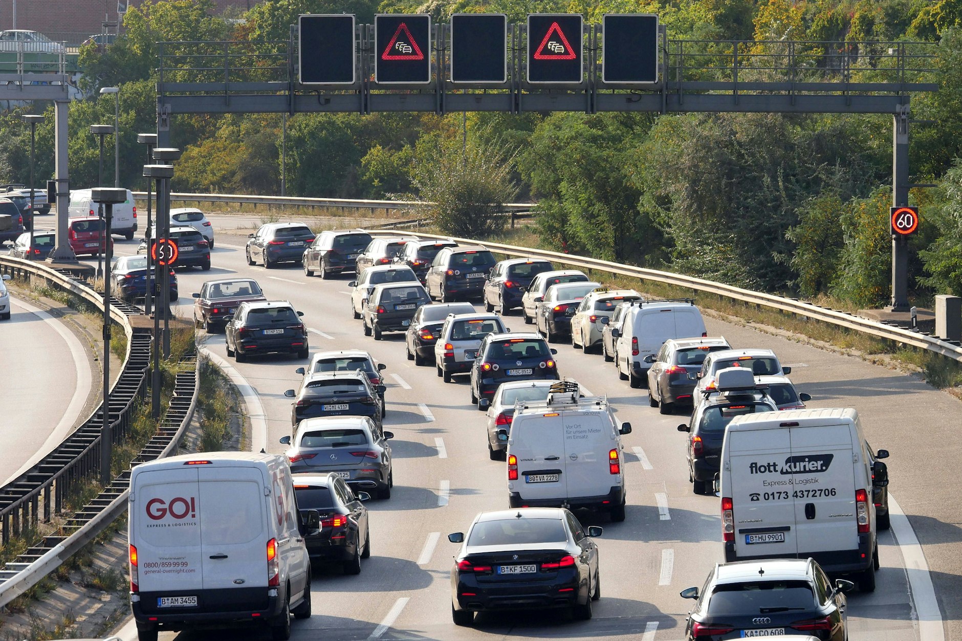 Auf der Stadtautobahn Berlin bildet sich ein langer Stau.
