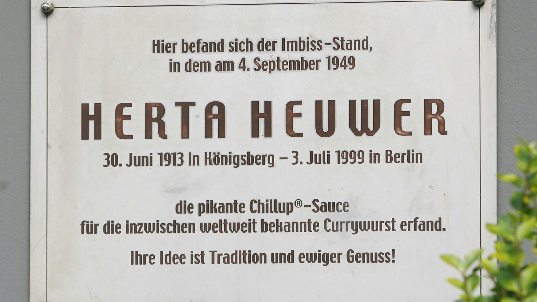Die Gedenktafel, die an Herta Heuwer, die Erfinderin der Currywurst, erinnert.