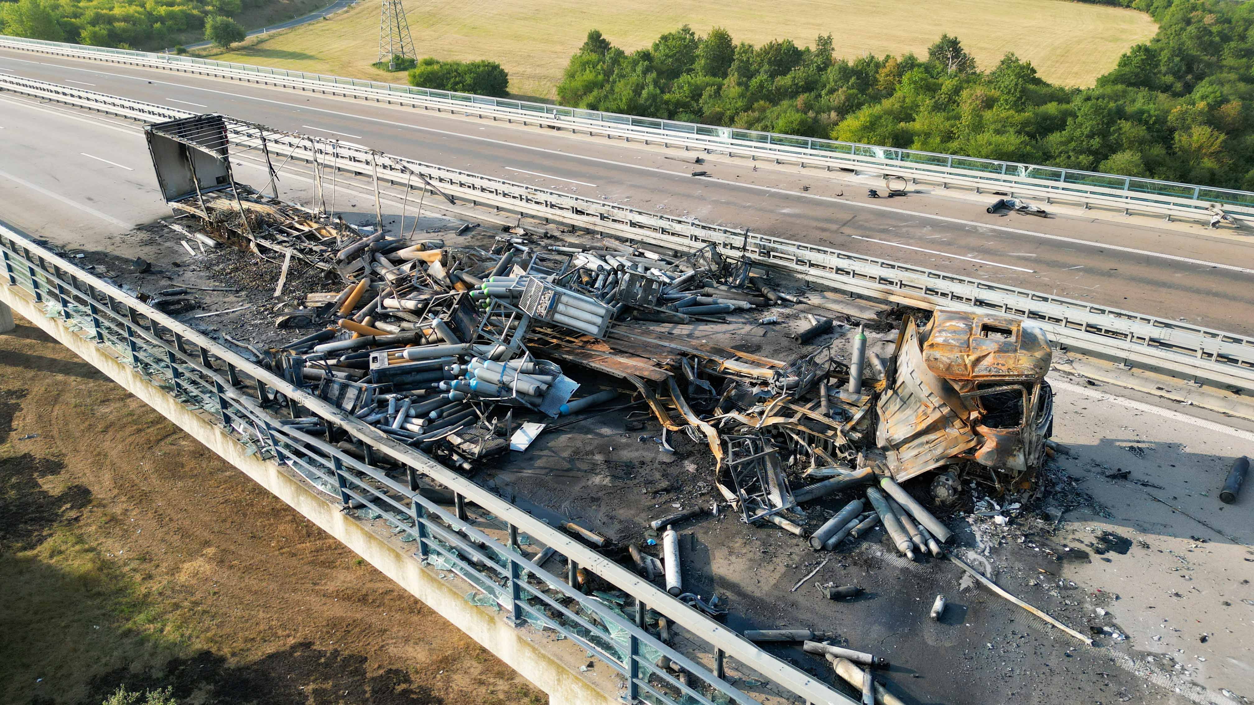 Tödlicher Lkw-Crash führt zu Mega-Gas-Explosion – A38 gesperrt