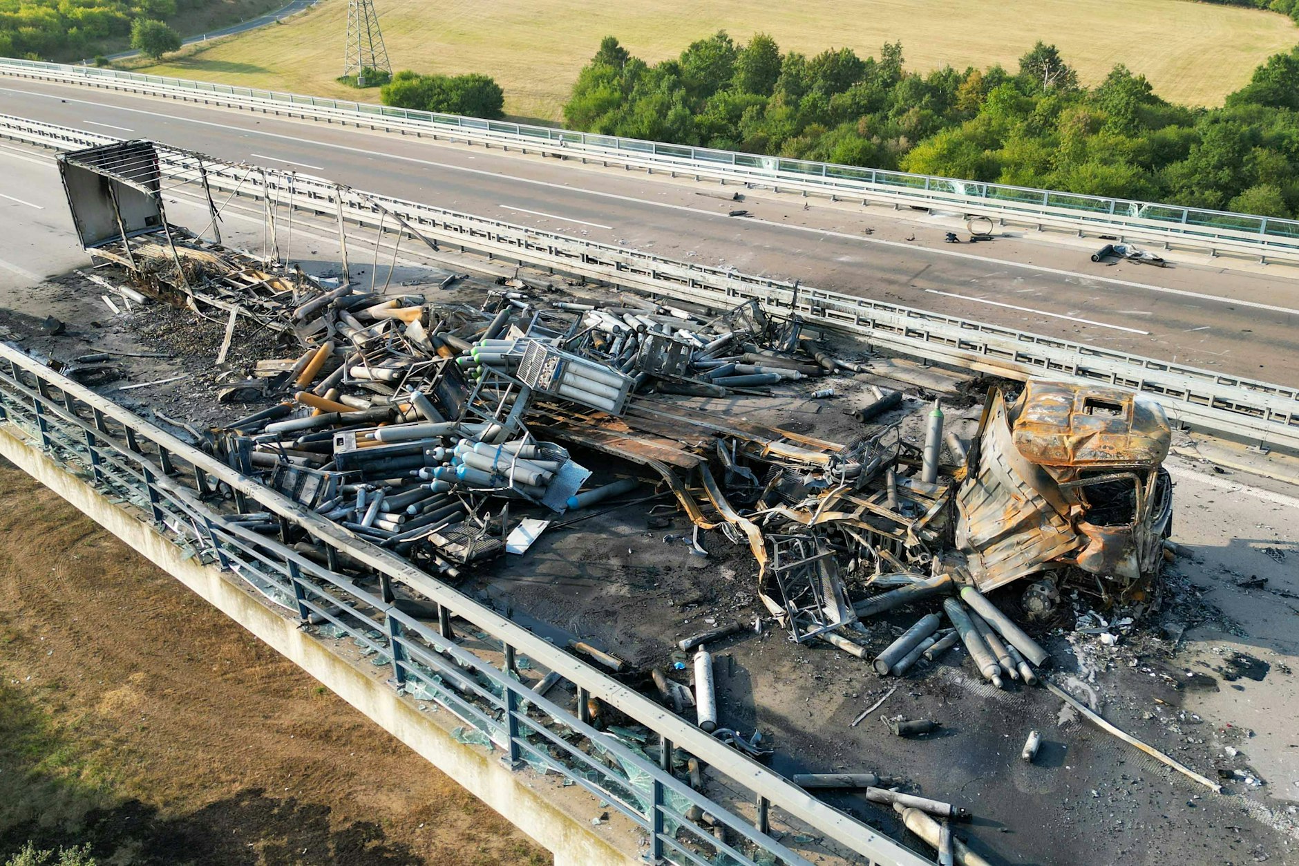 Von den Lastwagen blieben nach der Explosion der Gasflaschen und dem Brand auf der A38 nur noch verkohlte Schrottreste übrig.