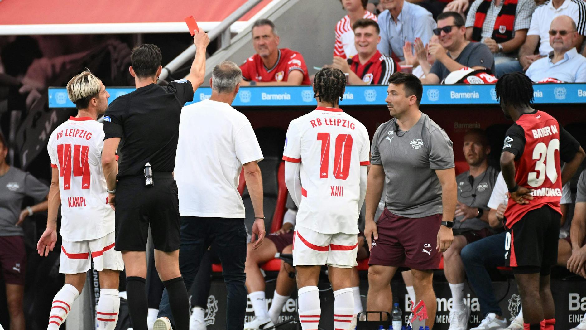 Schiedsrichter Matthias Jöllenbeck zeigt Leipzigs Trainer Marco Rose (M) die Gelb-Rote Karte. Foto: 