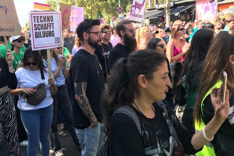 Die Teilnehmer des Zugs der Liebe haben sich am Mauerpark versammelt.