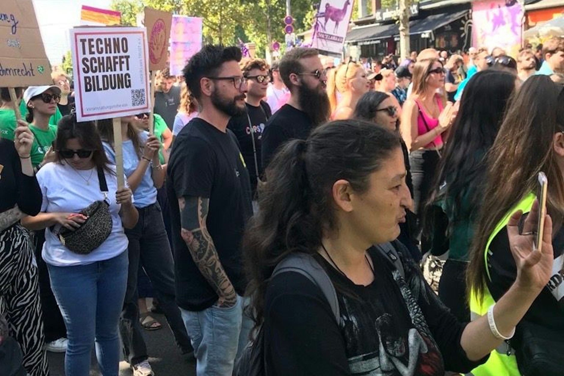 Die Teilnehmer des Zugs der Liebe haben sich am Mauerpark versammelt.