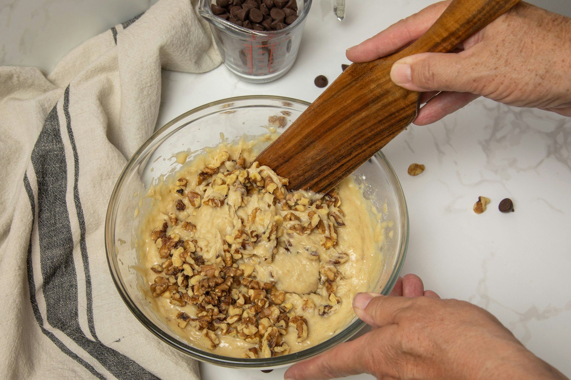 Rezept:  Mit einer goldbraunen Kruste und einem saftigen Inneren laden diese schnellgemachten Muffins zum Naschen ein. Perfekt für den kleinen Hunger zwischendurch oder als schnelles Mitbringsel!