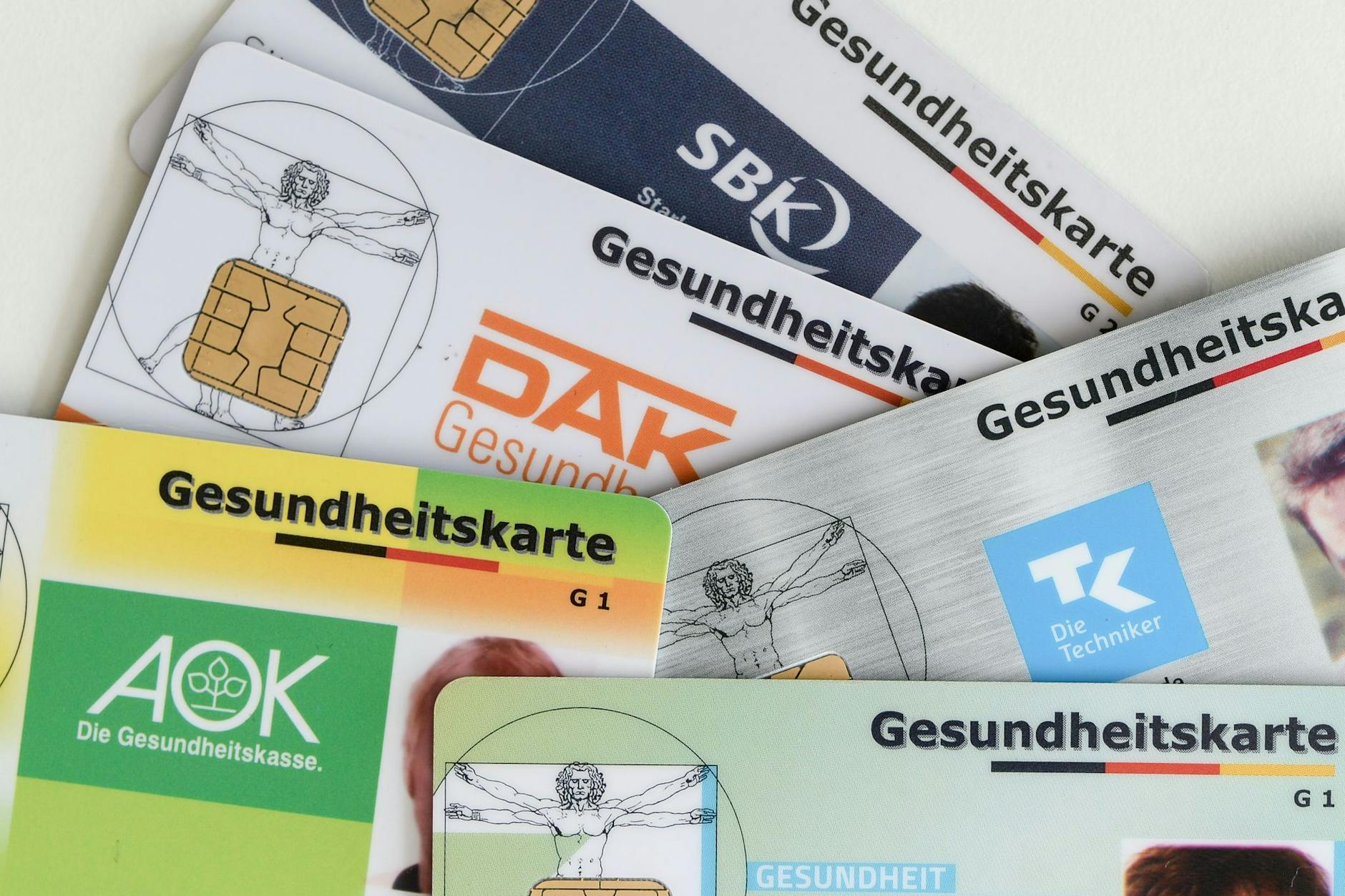 Steigende Gesundheitskosten belasten die Versicherten: 2025 drohen höhere Beiträge für Krankenkasse und Pflegeversicherung. Gesundheitsminister Karl Lauterbach verteidigt die geplanten Reformen als notwendige Investitionen in eine bessere Versorgung.