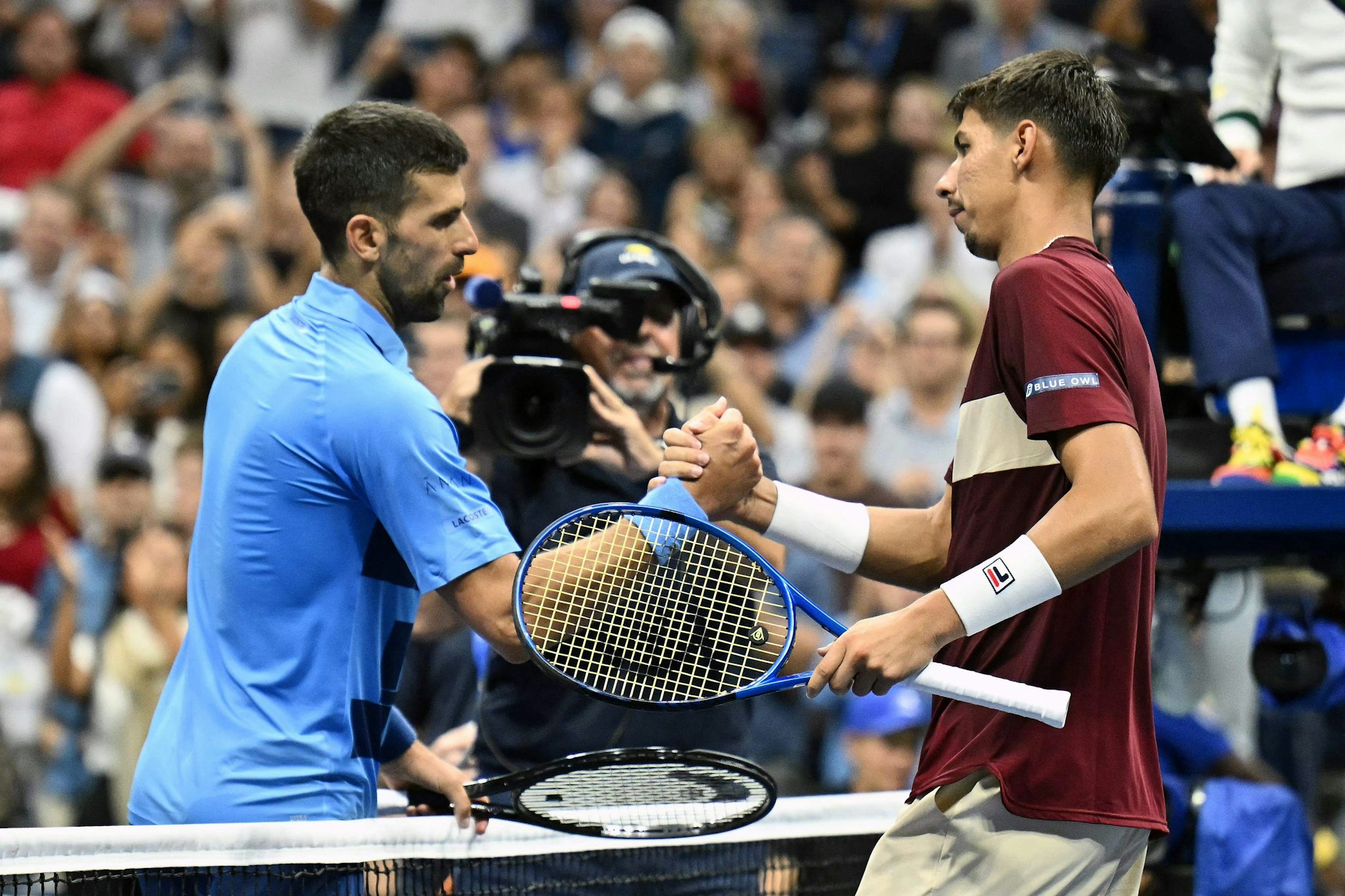 Novak Djokovic (l.) gratuliert Alexei Popyrin zur Sensation.