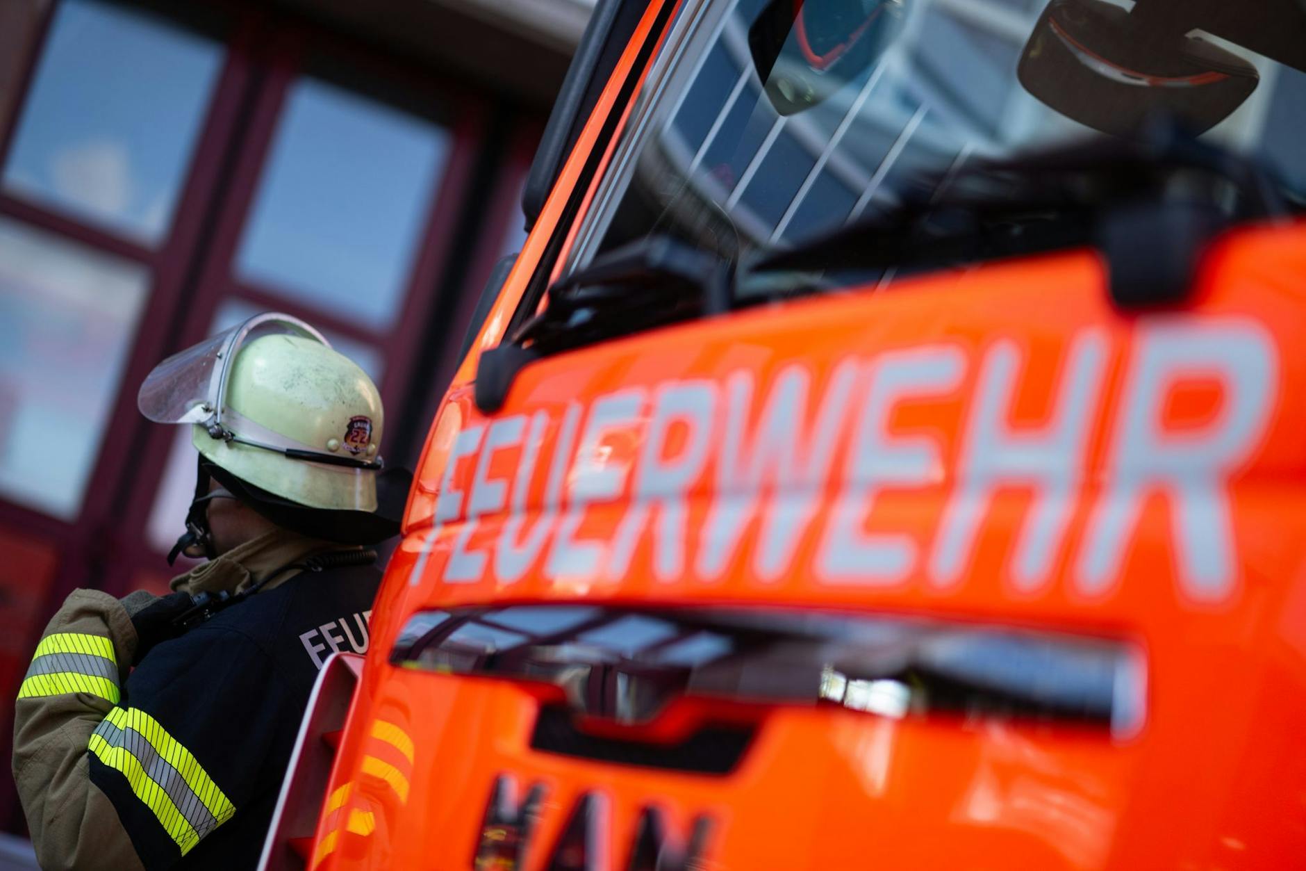 Die Feuerwehr im Einsatz: Bei einem Brand in Zehlendorf ist ein Mensch gestorben.