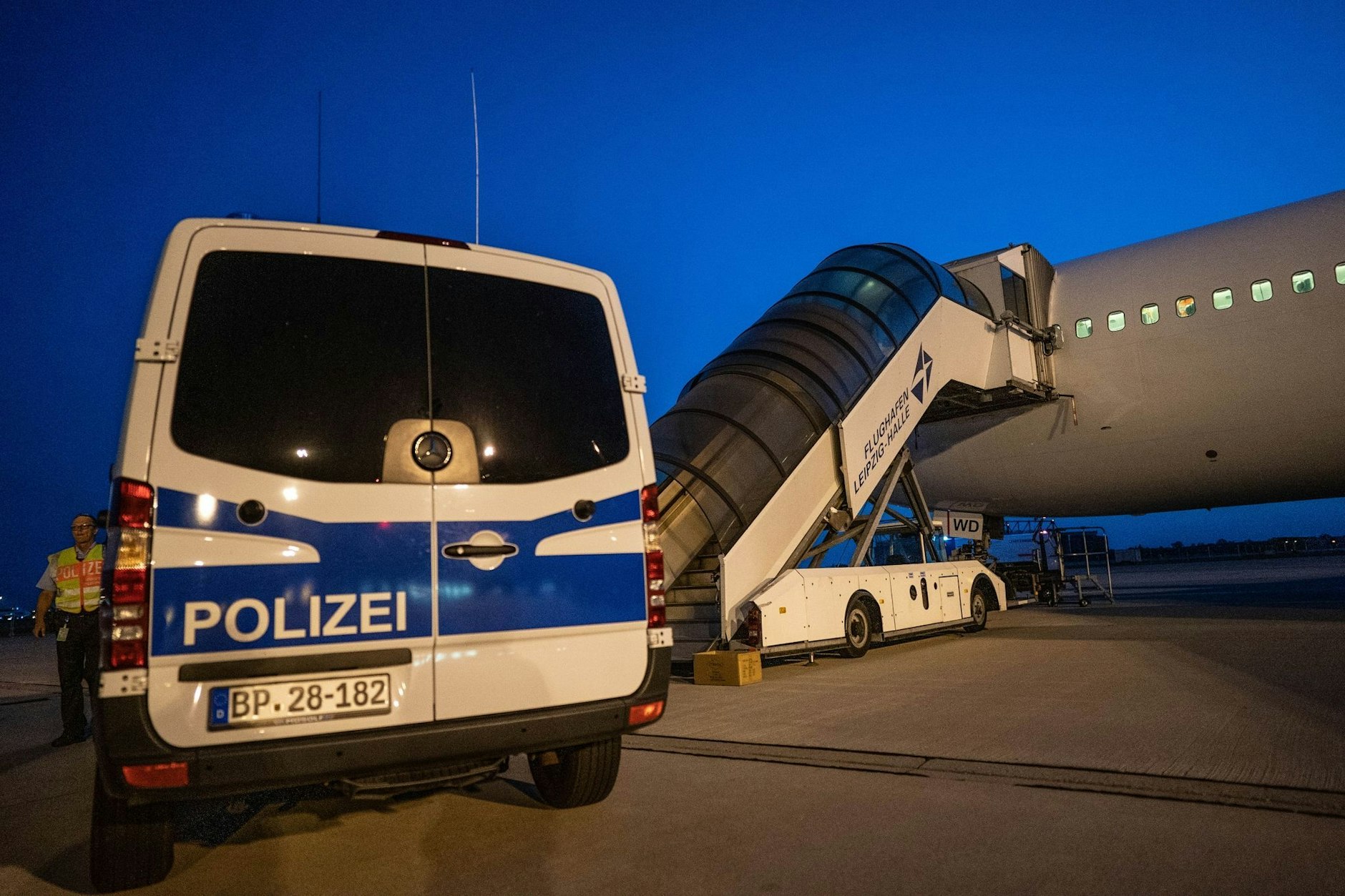 Abschiebung von abgelehnten Asylbewerbern nach Afghanistan mit einem Sonderflug. (Symbolbild)