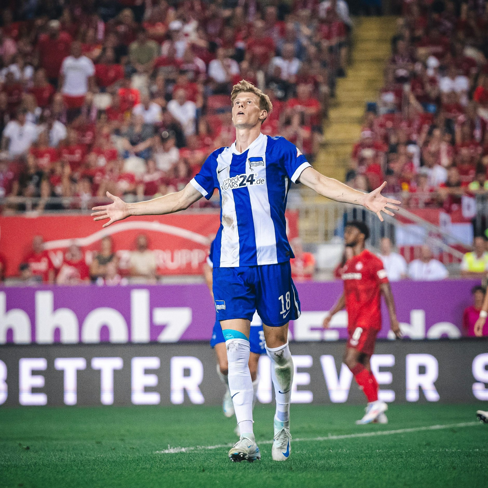 Herthas neuer Stürmer Luca Schuler jubelt über sein erstes Tor.