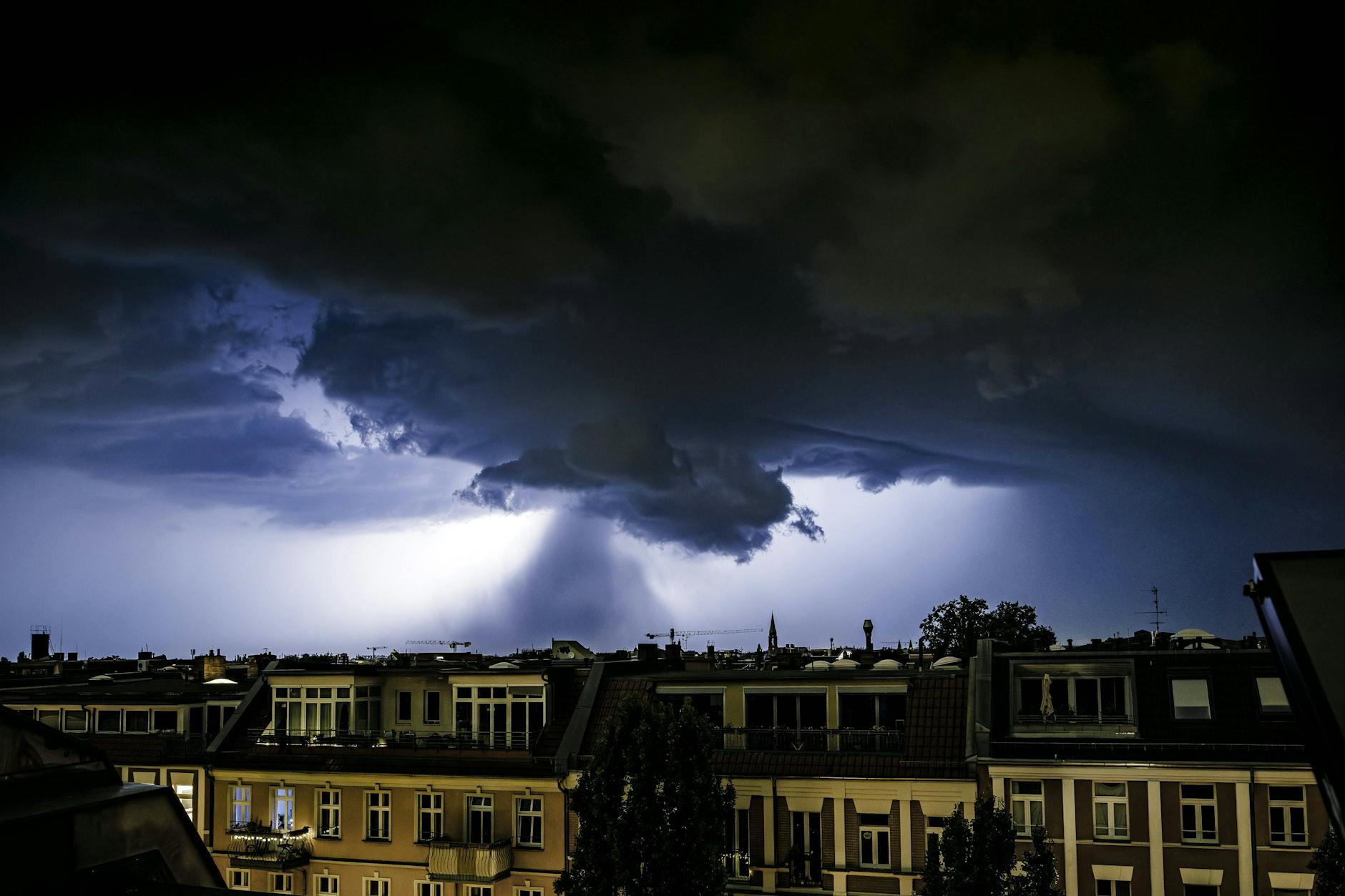 So entspannend eine heiße Dusche während eines Sturms auch sein mag, sie könnte Sie in Gefahr bringen. Tatsächlich gibt es einige ernstzunehmende Gründe, warum Sie bei Gewitter nicht duschen sollten!