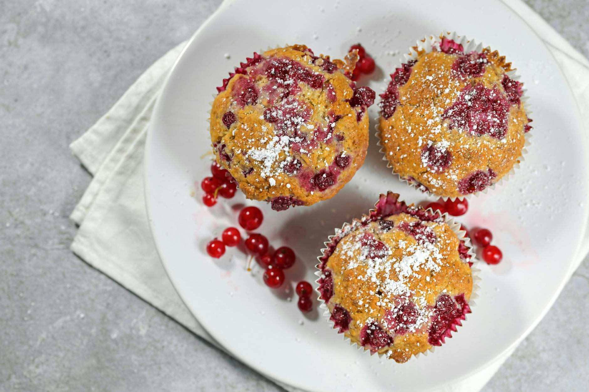 Frisch aus dem Ofen und in nur 5 Minuten vorbereitet – diese Muffins sind die perfekte Lösung für spontanen Backgenuss!