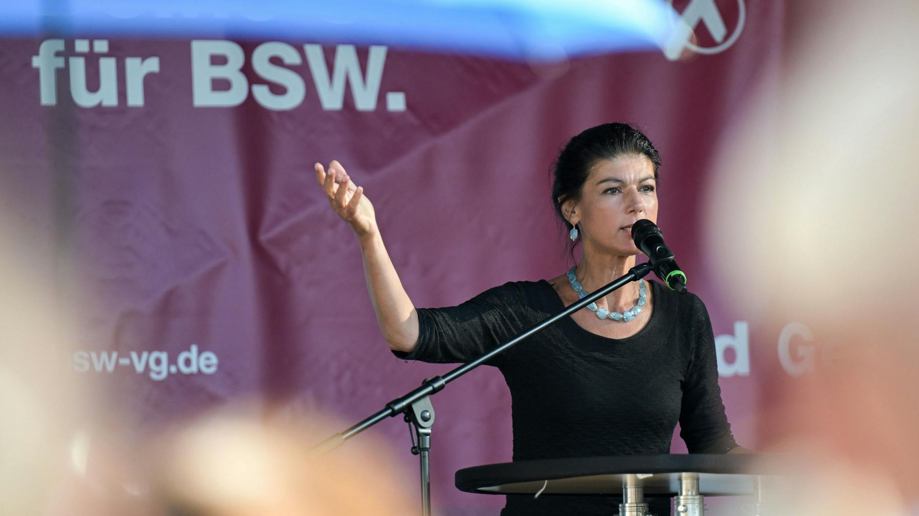 Sahra Wagenknecht, Bundesvorsitzende vom Bündnis Sahra Wagenknecht (BSW), spricht auf einer Wahlkampf-Veranstaltung. 