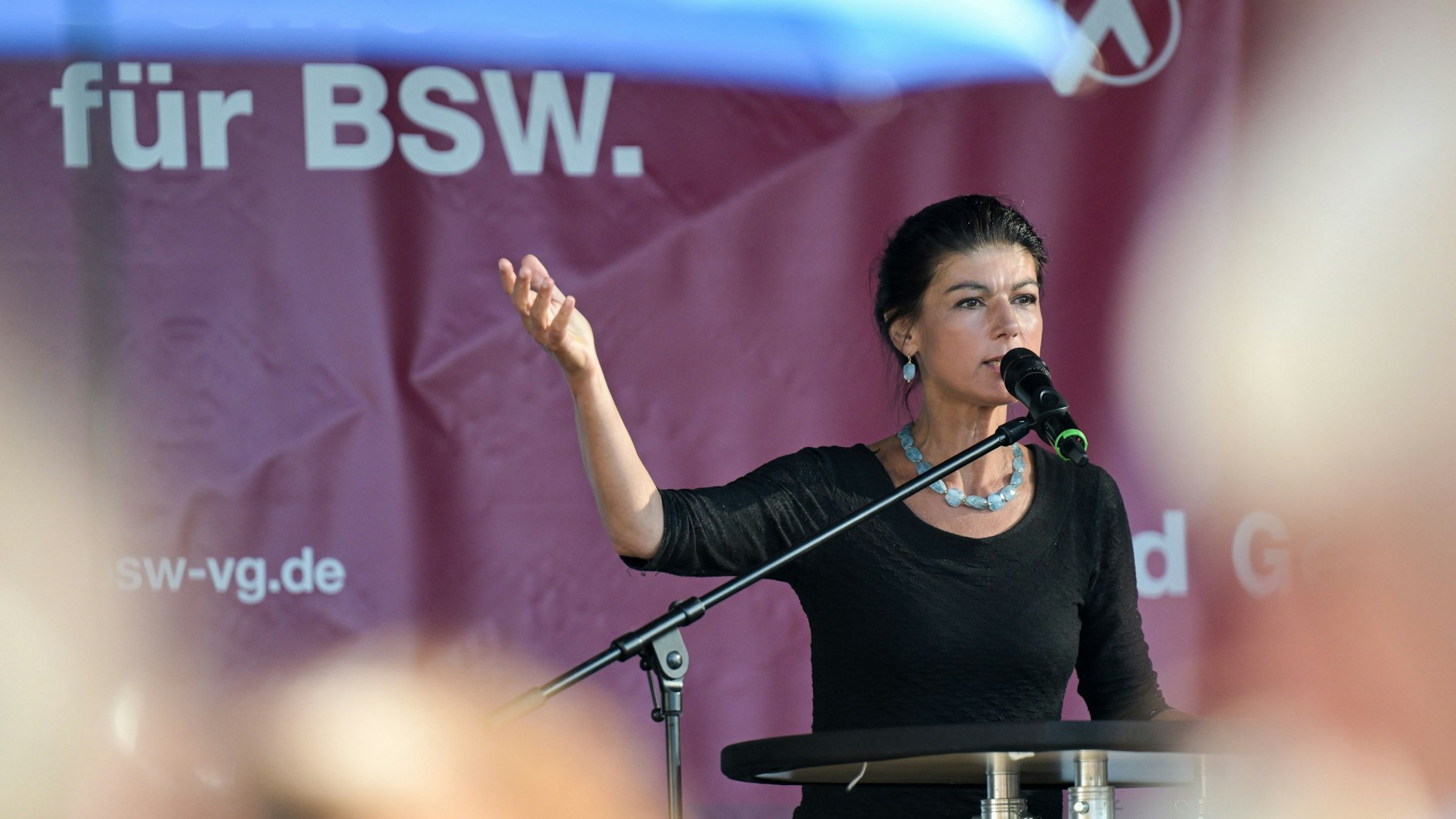 Sahra Wagenknecht, Bundesvorsitzende vom Bündnis Sahra Wagenknecht (BSW), spricht auf einer Wahlkampf-Veranstaltung.&nbsp;